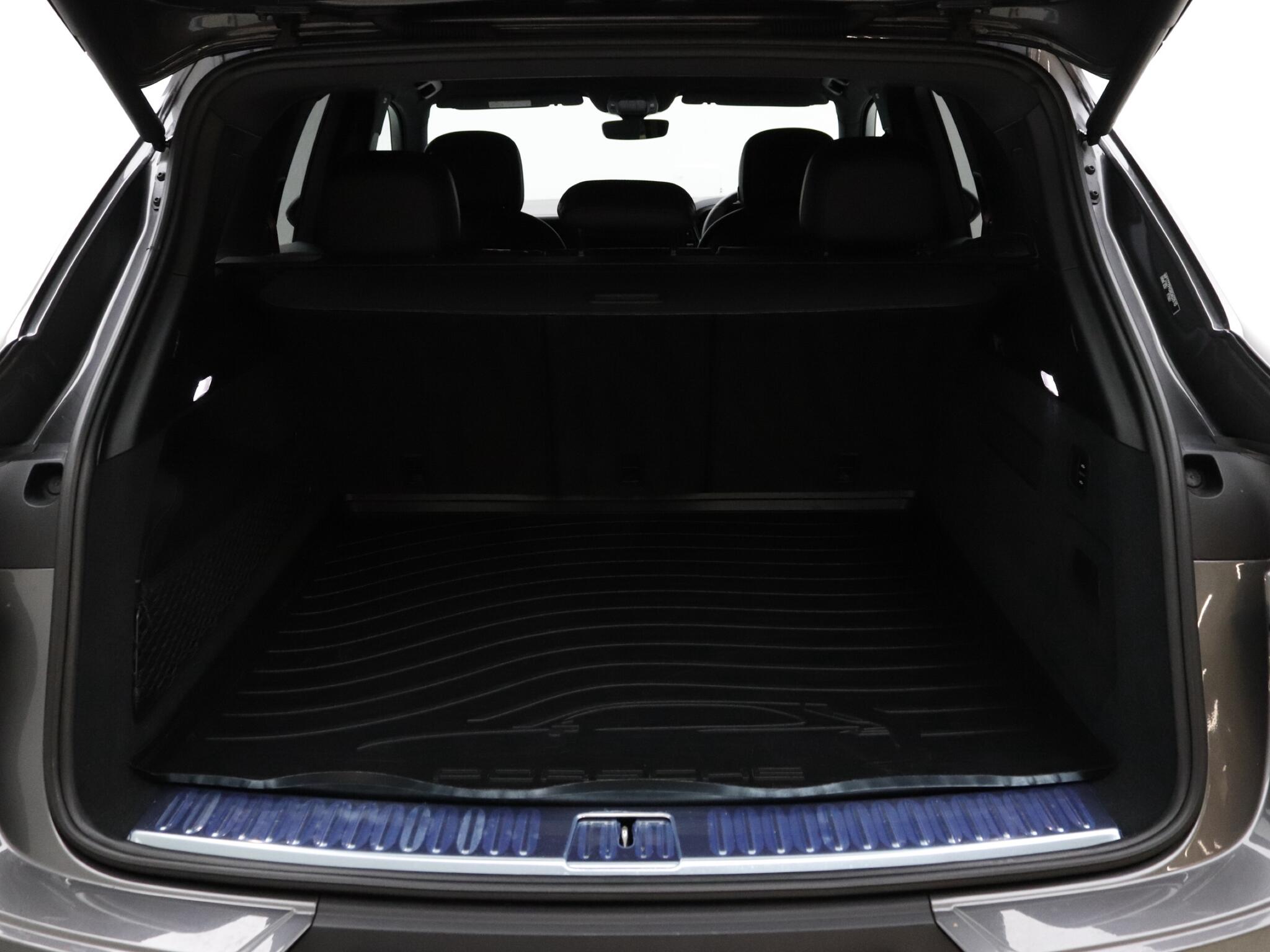 Porsche Cayenne view 19