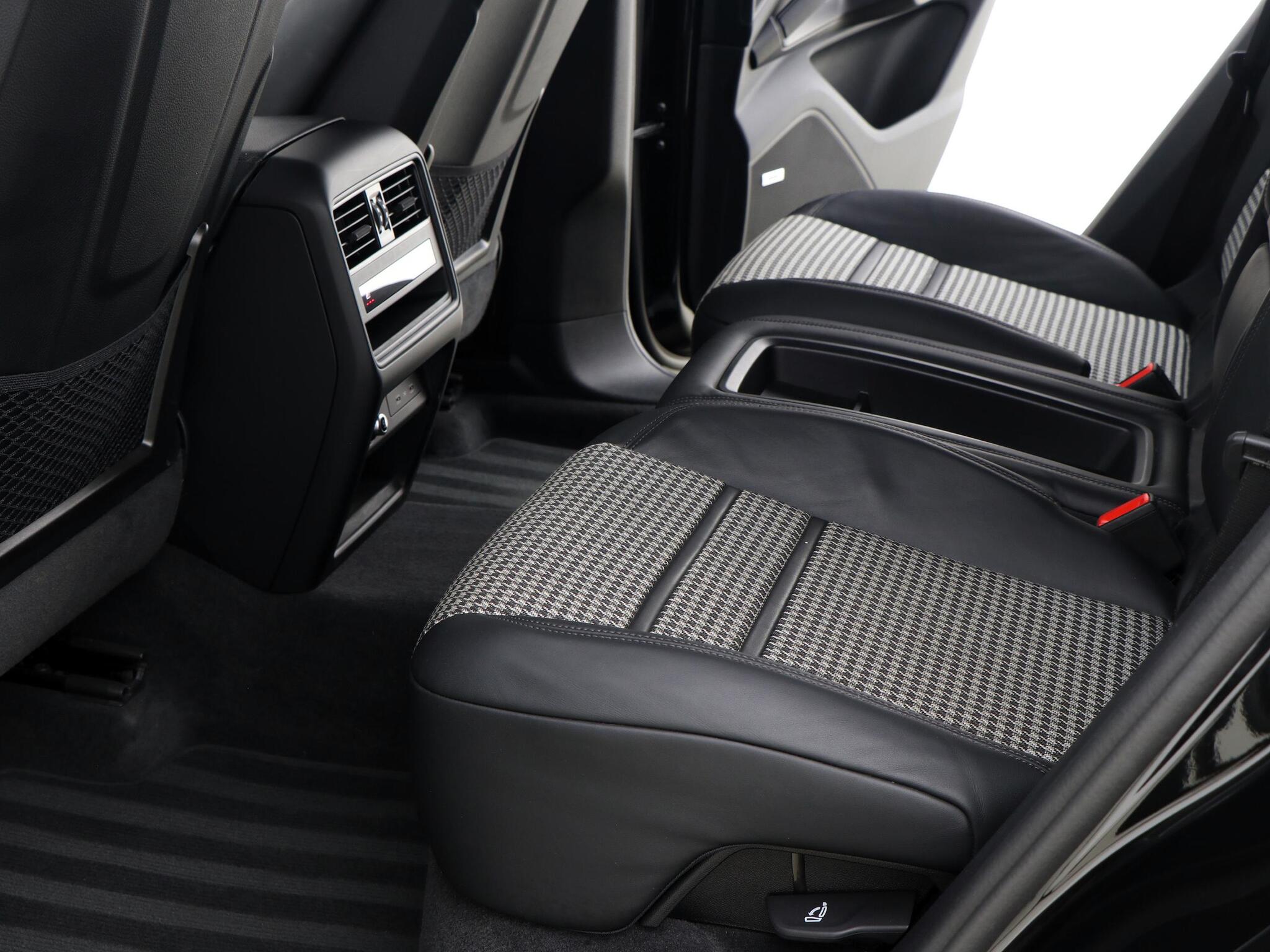 Porsche Cayenne view 28