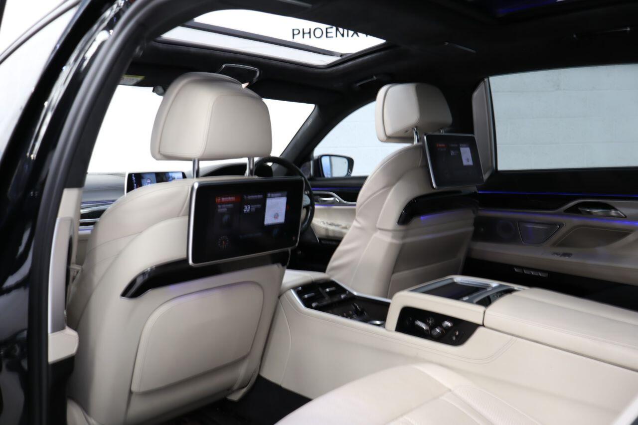 BMW 7 Series view 26