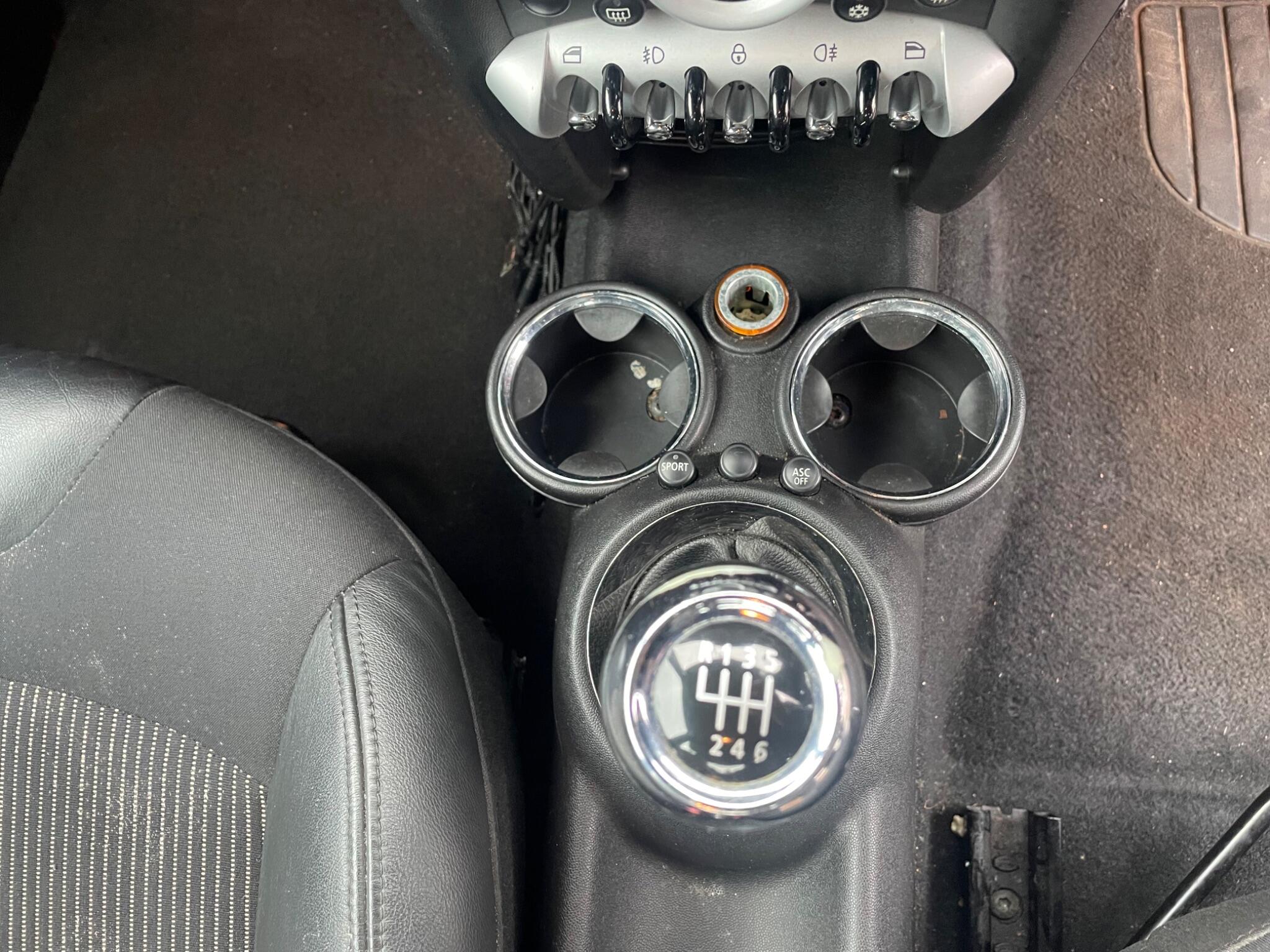 2007 MINI Hatch image 18