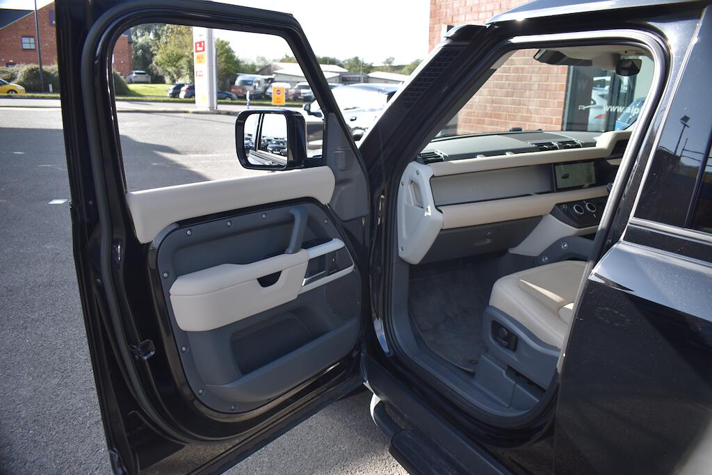 Land Rover Defender view 40