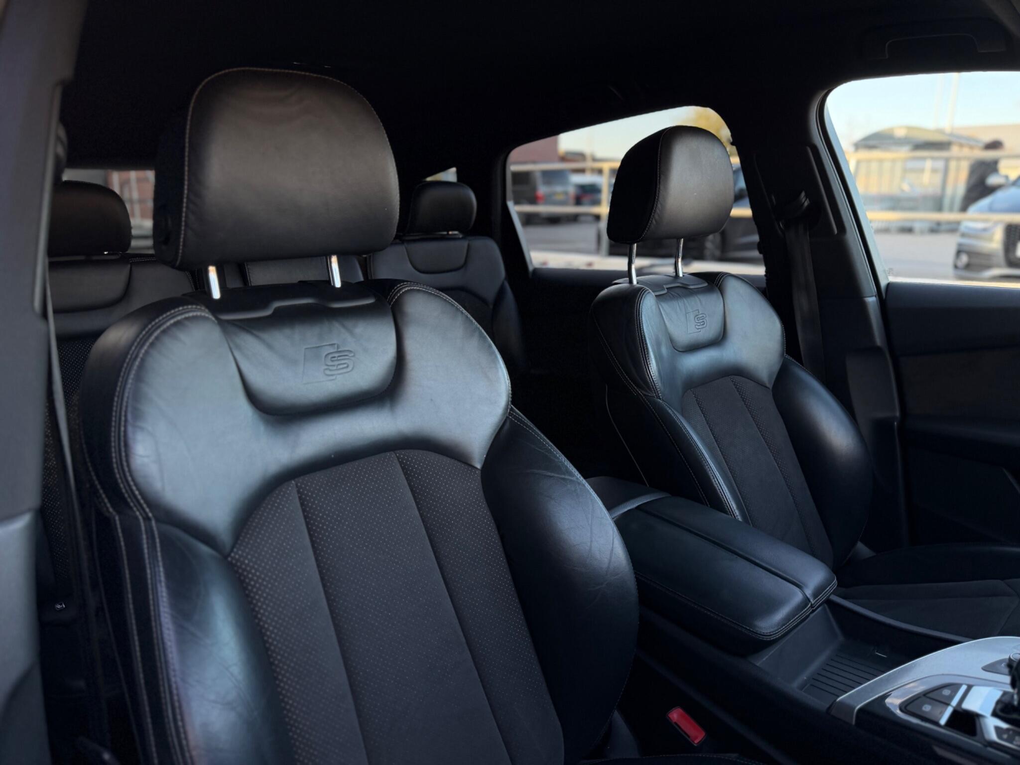 Audi Q7 view 17