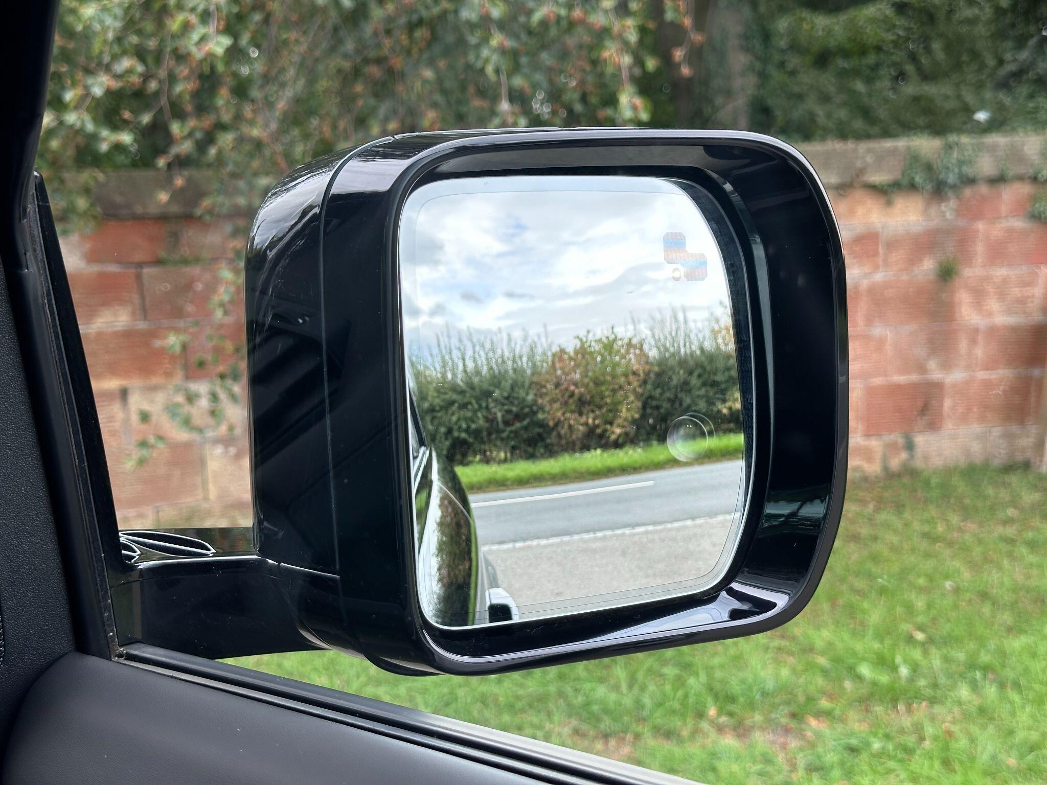Land Rover Defender 90 view 32