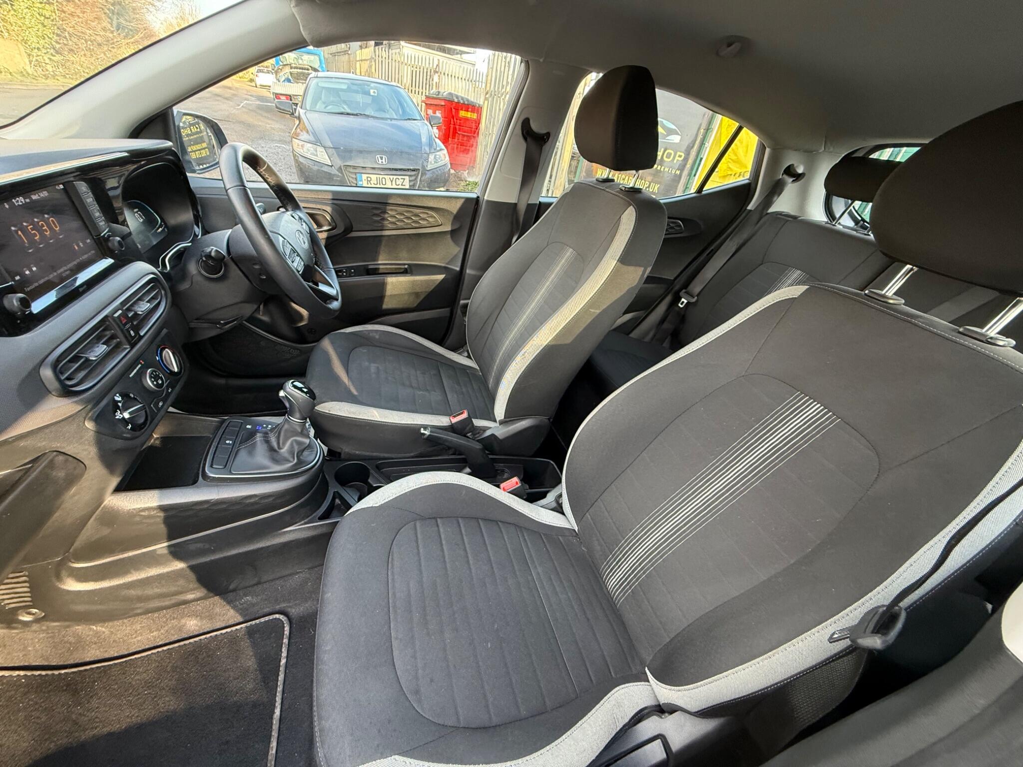 2025 Hyundai i10 1.0 Advance Auto Euro 6 (s/s) 5dr • 3,174 miles image 32