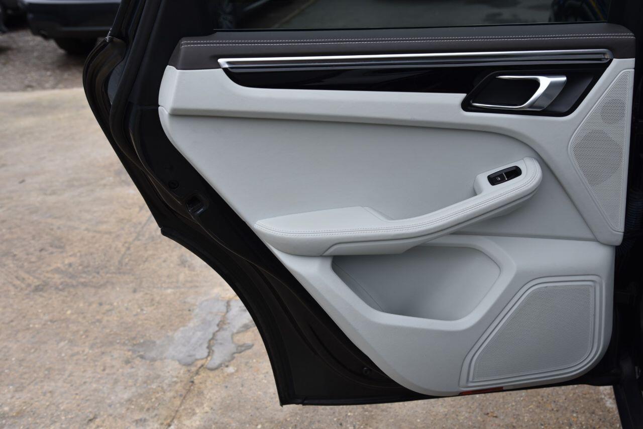 Porsche Macan view 65