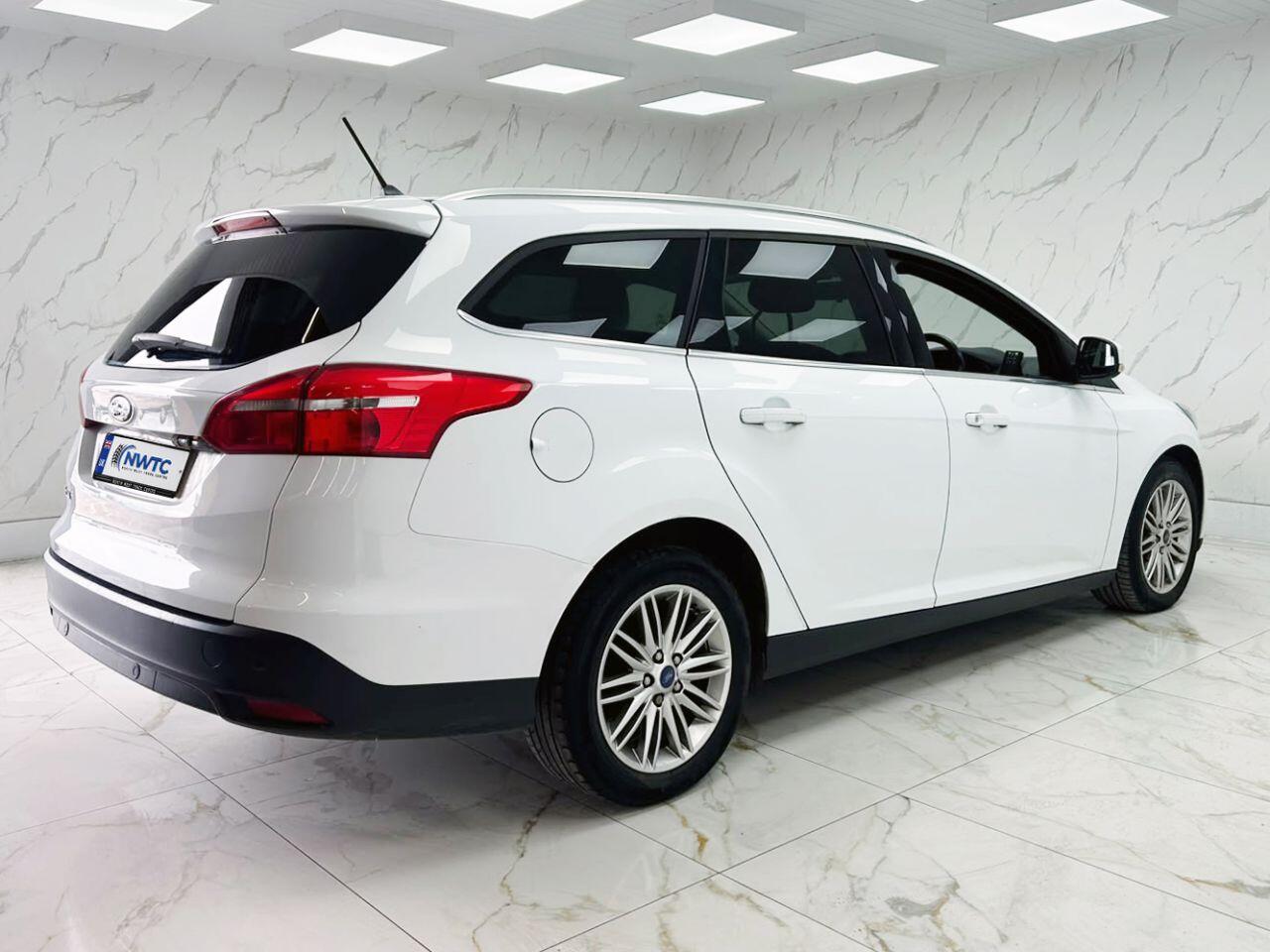 Ford Focus view 12