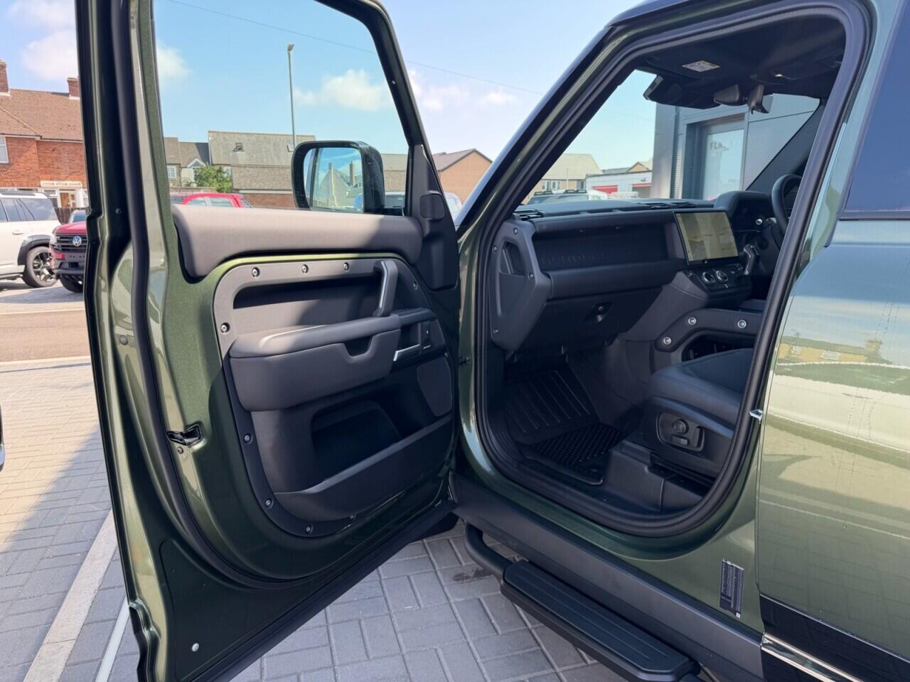 Land Rover Defender 110 view 25