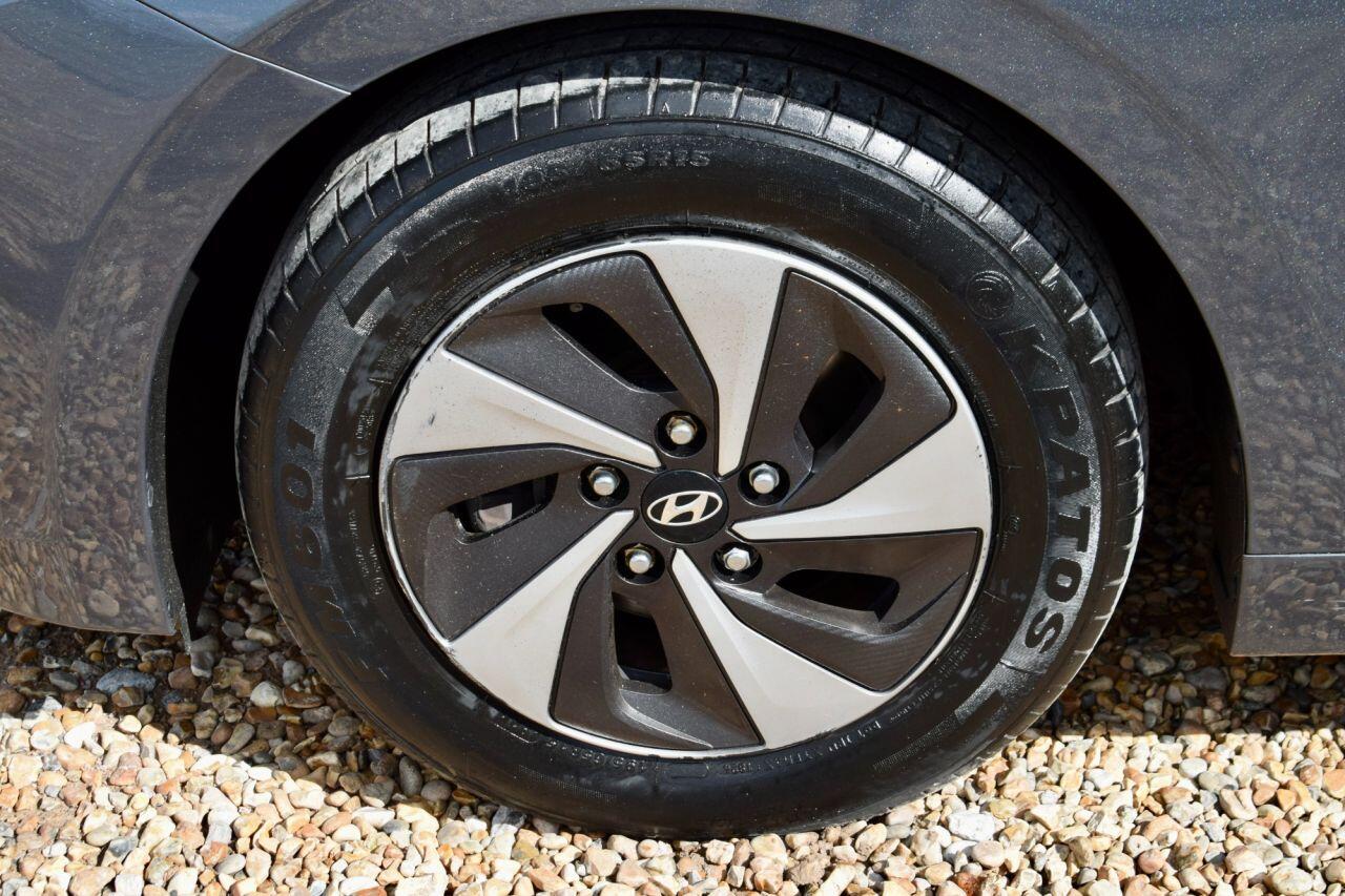 Hyundai Ioniq view 22