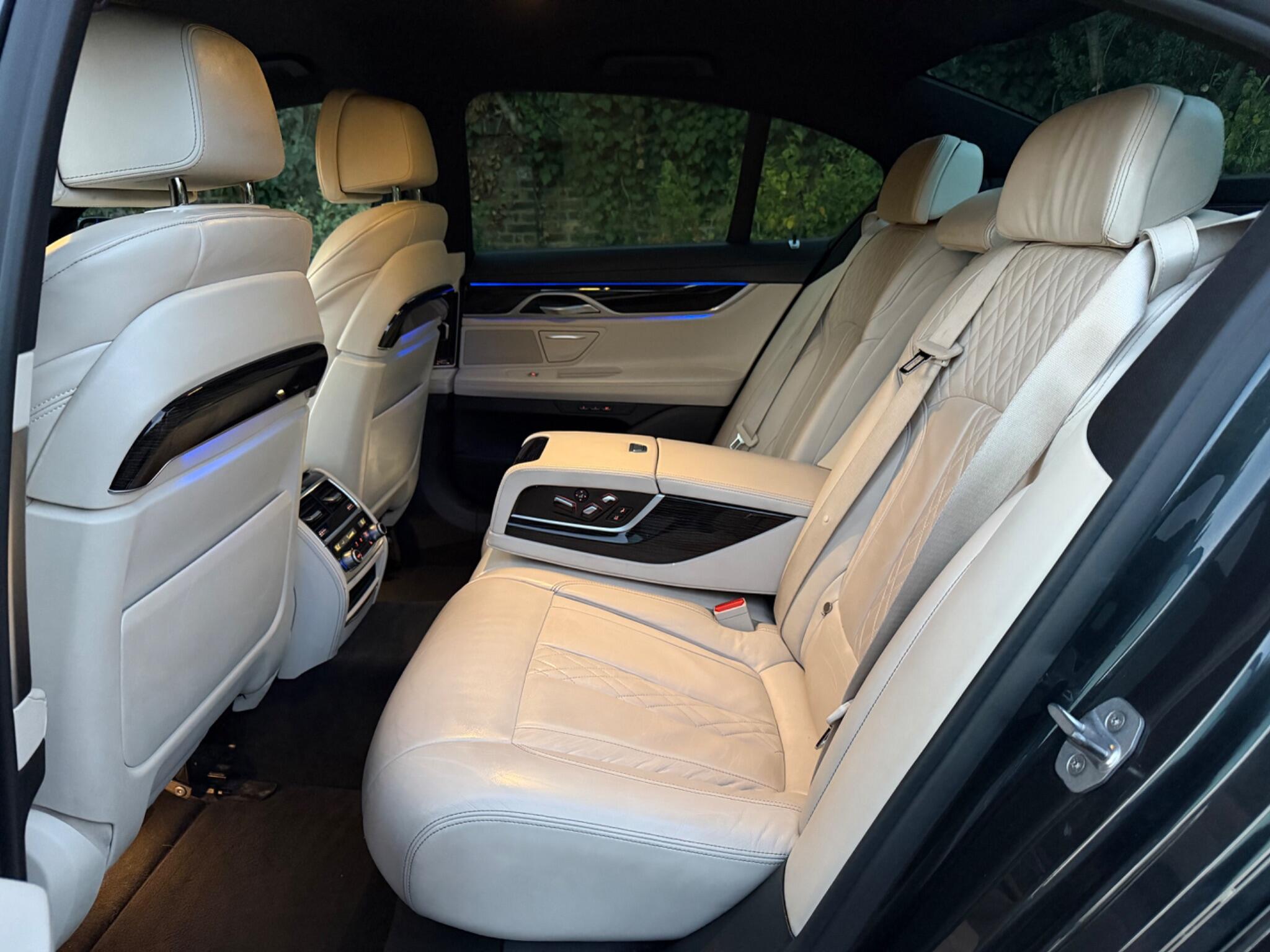 BMW 7 Series view 24