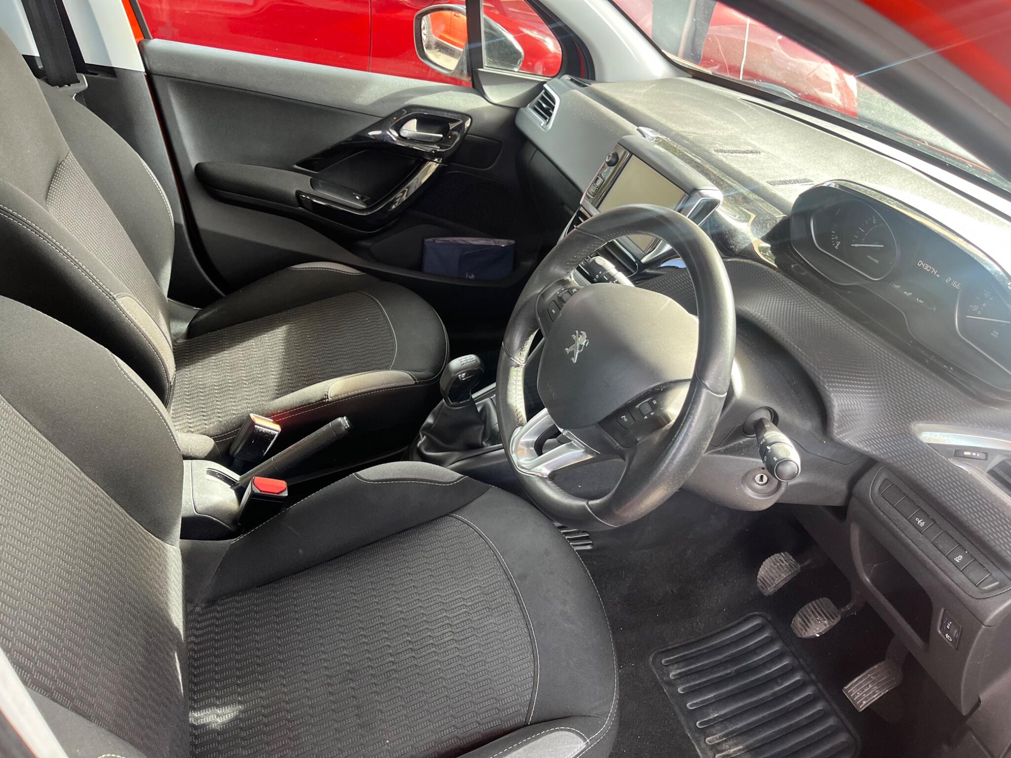 Peugeot 208 view 7