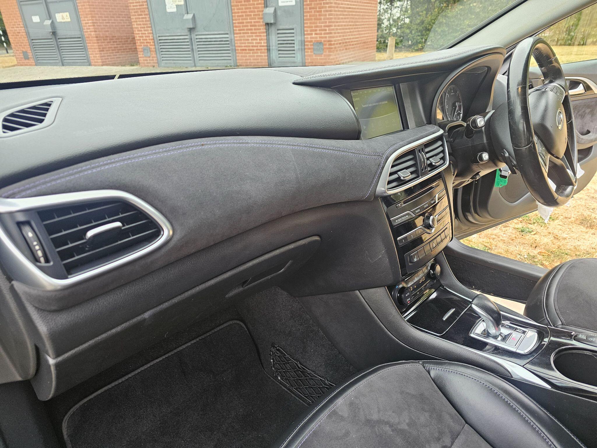 Infiniti Q30 view 23