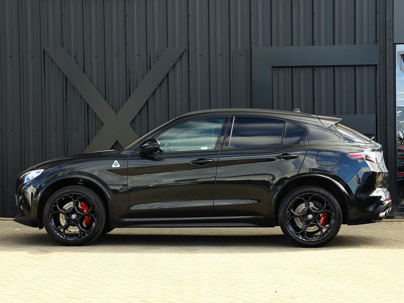 Alfa Romeo Stelvio view 5