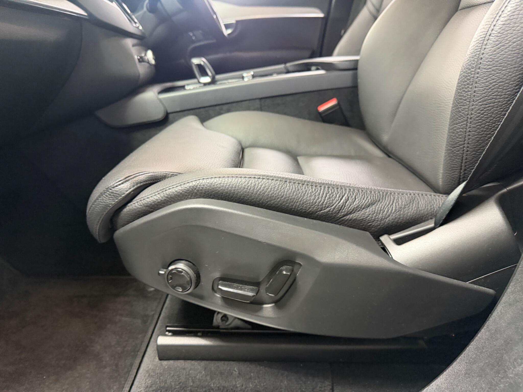 Volvo XC90 view 11