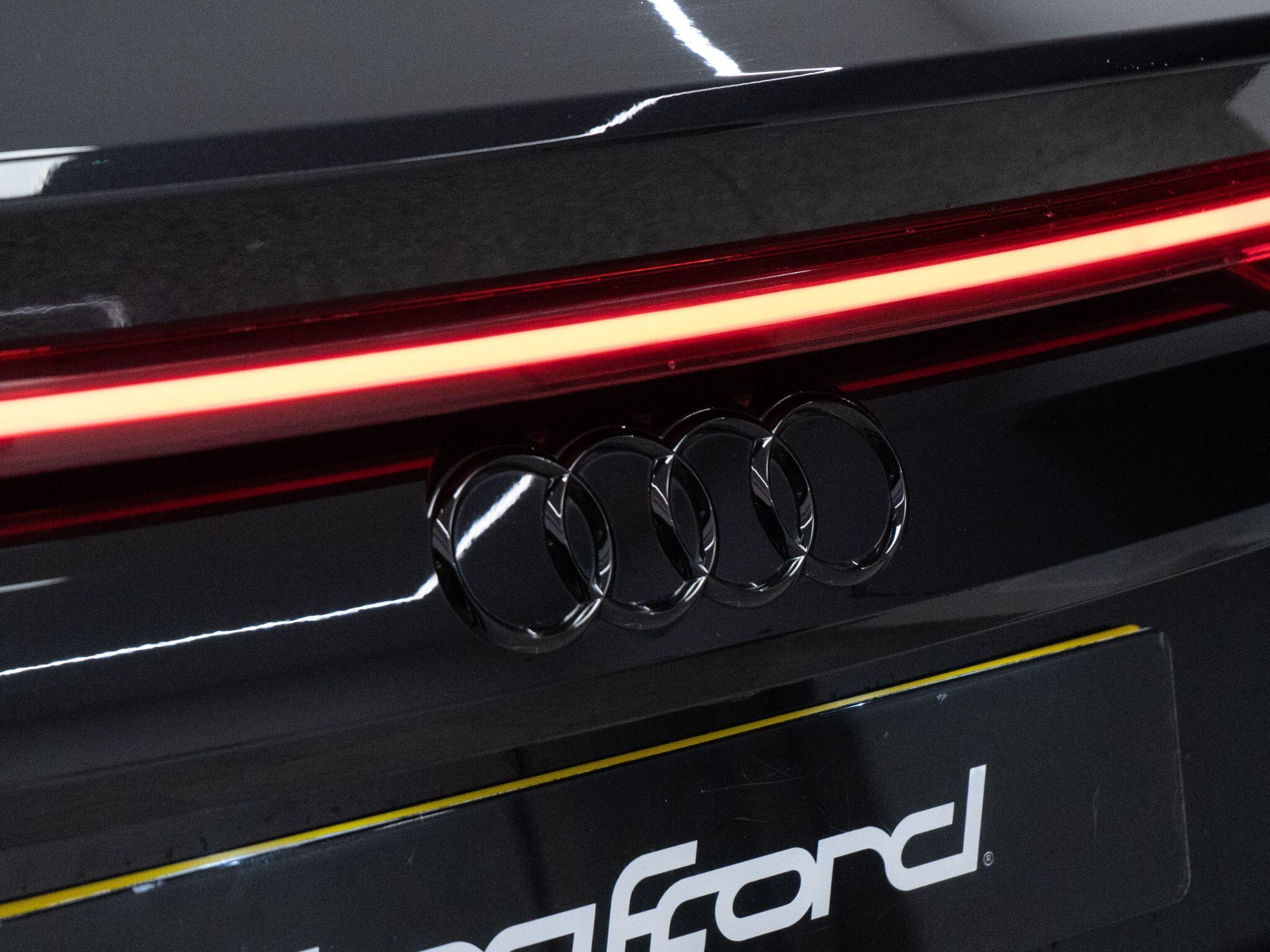 Audi RS Q8 view 29
