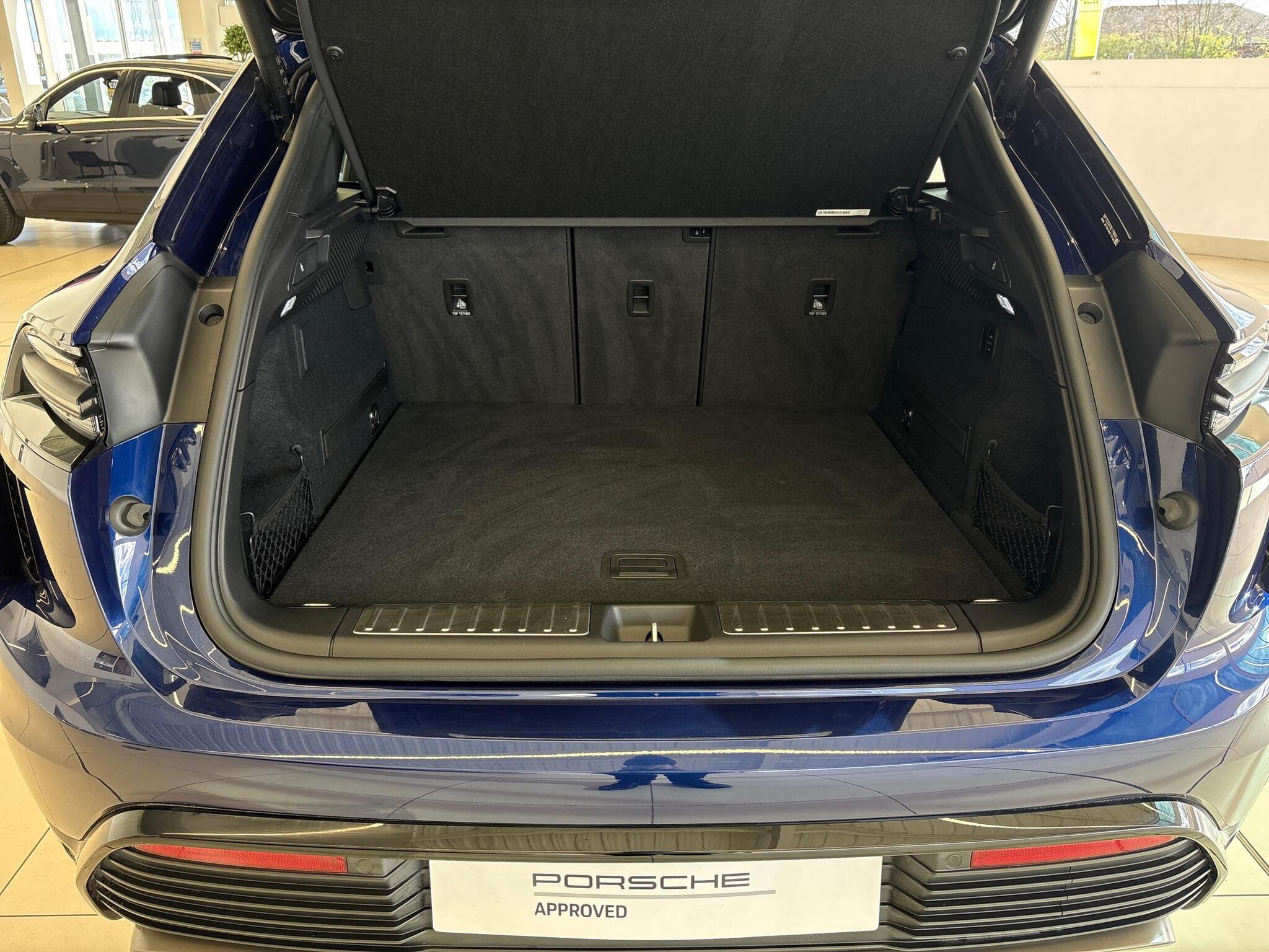Porsche Macan view 19
