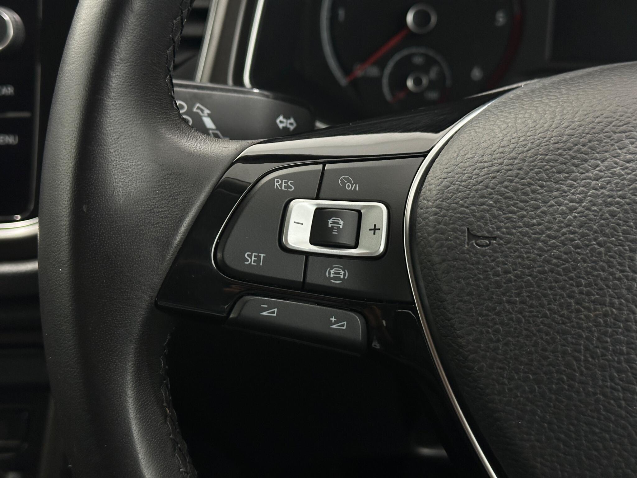 Volkswagen T-Roc view 15