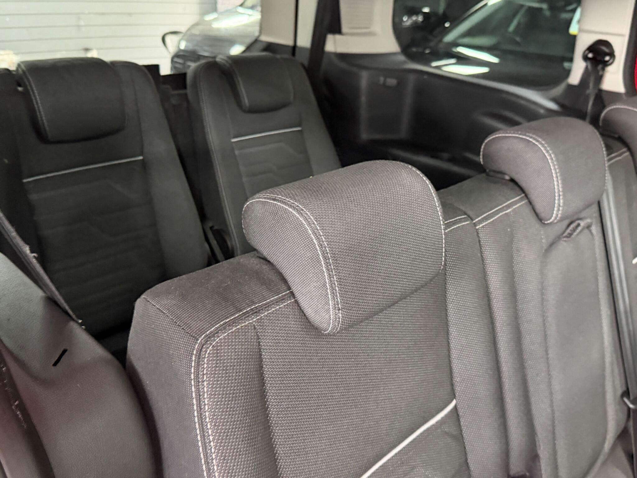 Ford Grand Tourneo Connect view 26