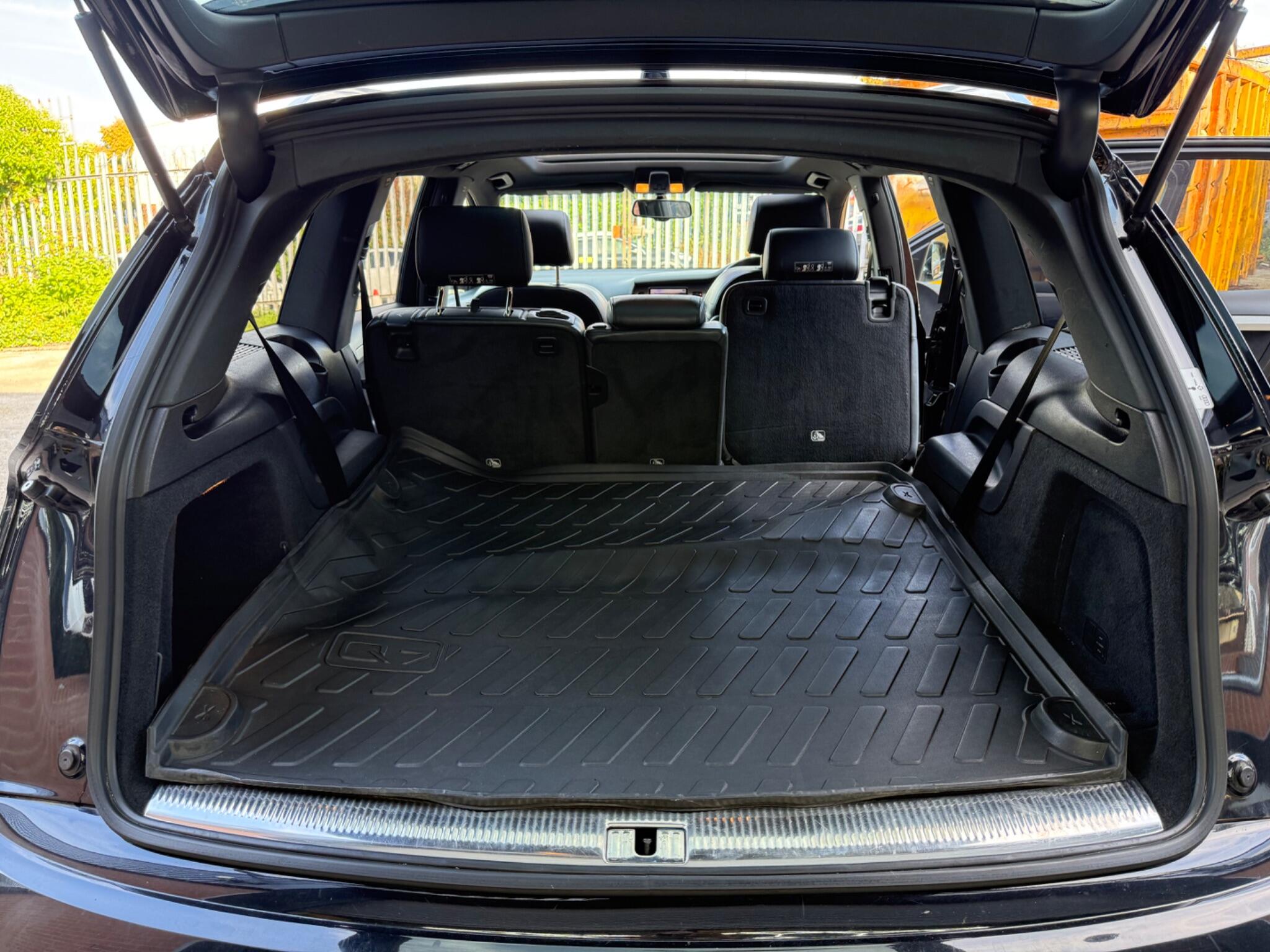 Audi Q7 view 26