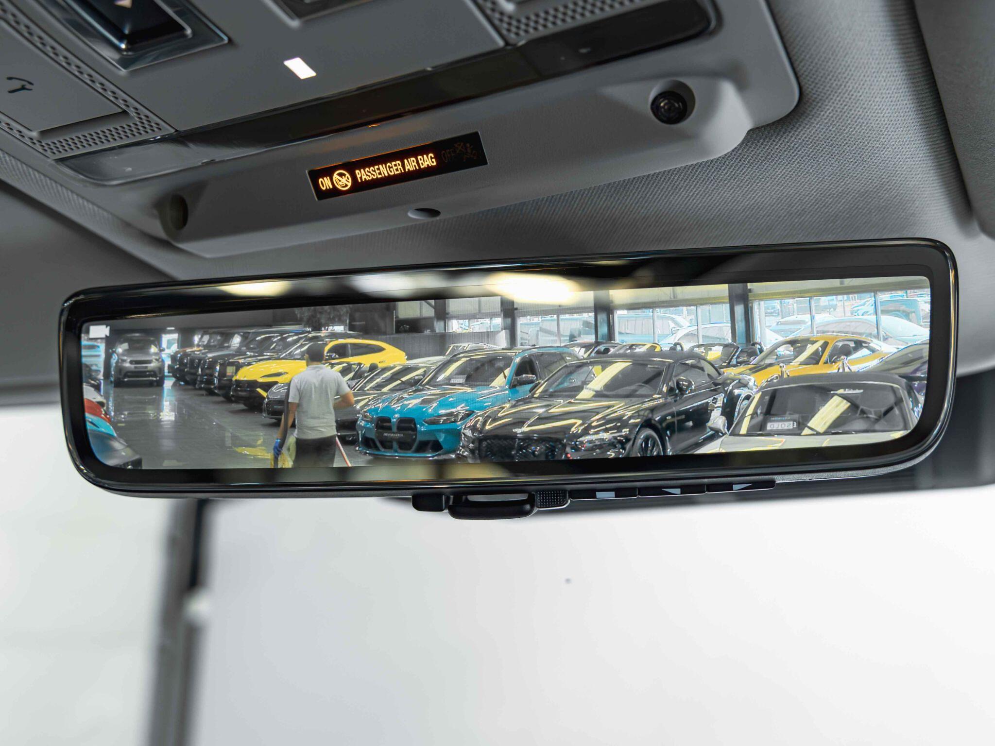 Land Rover Defender 110 view 15