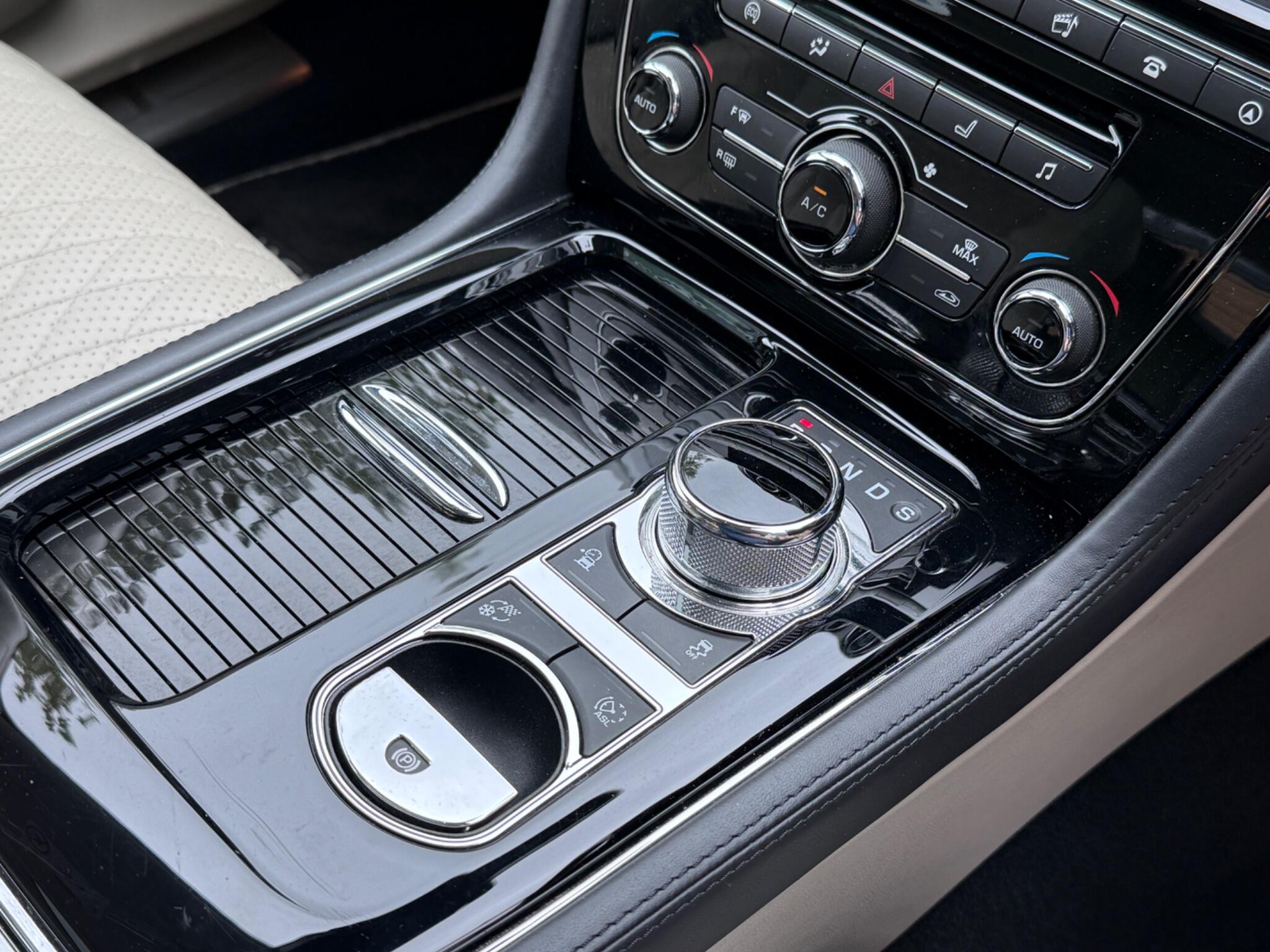Jaguar XJ view 34
