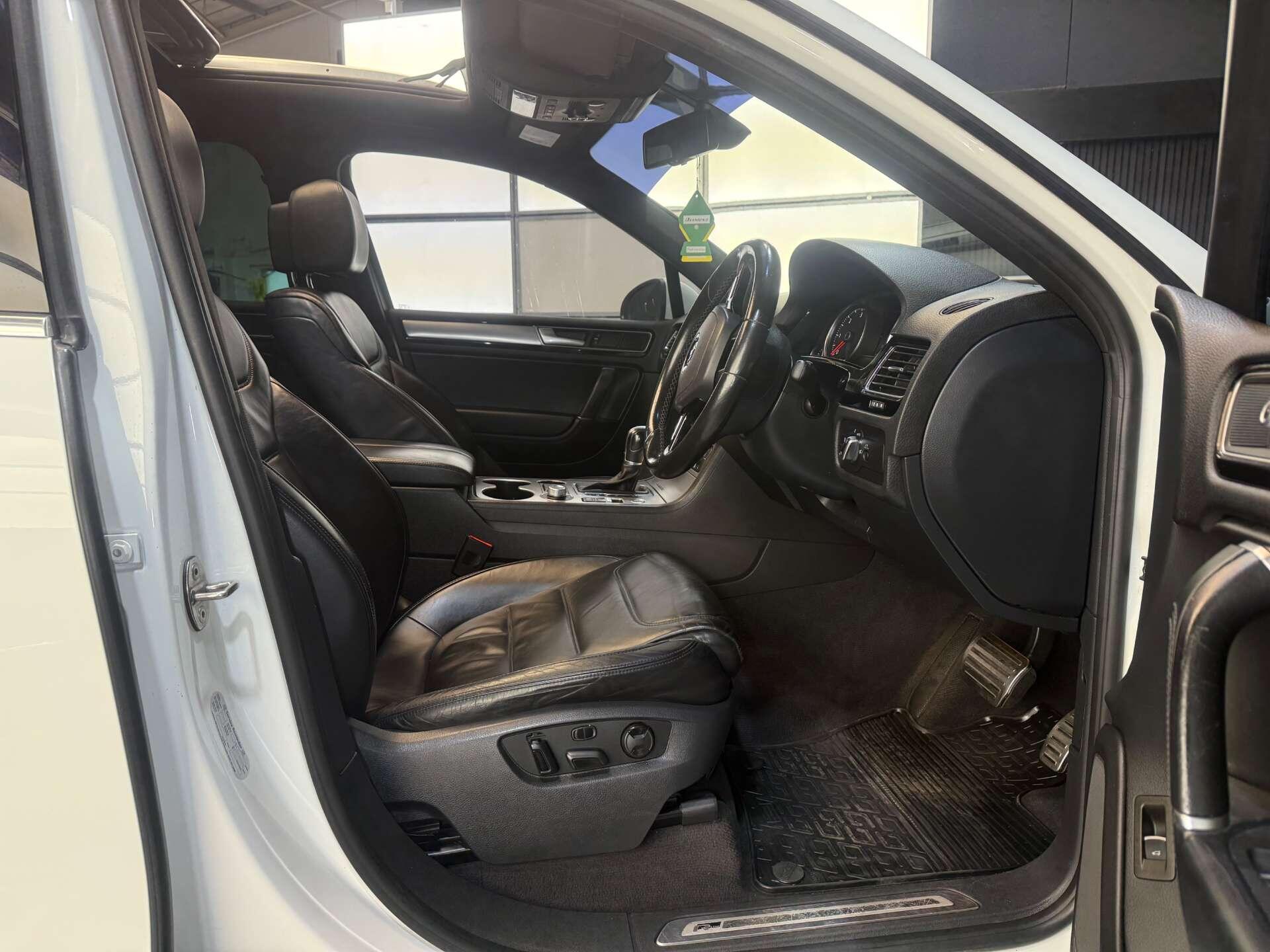 Volkswagen Touareg view 25