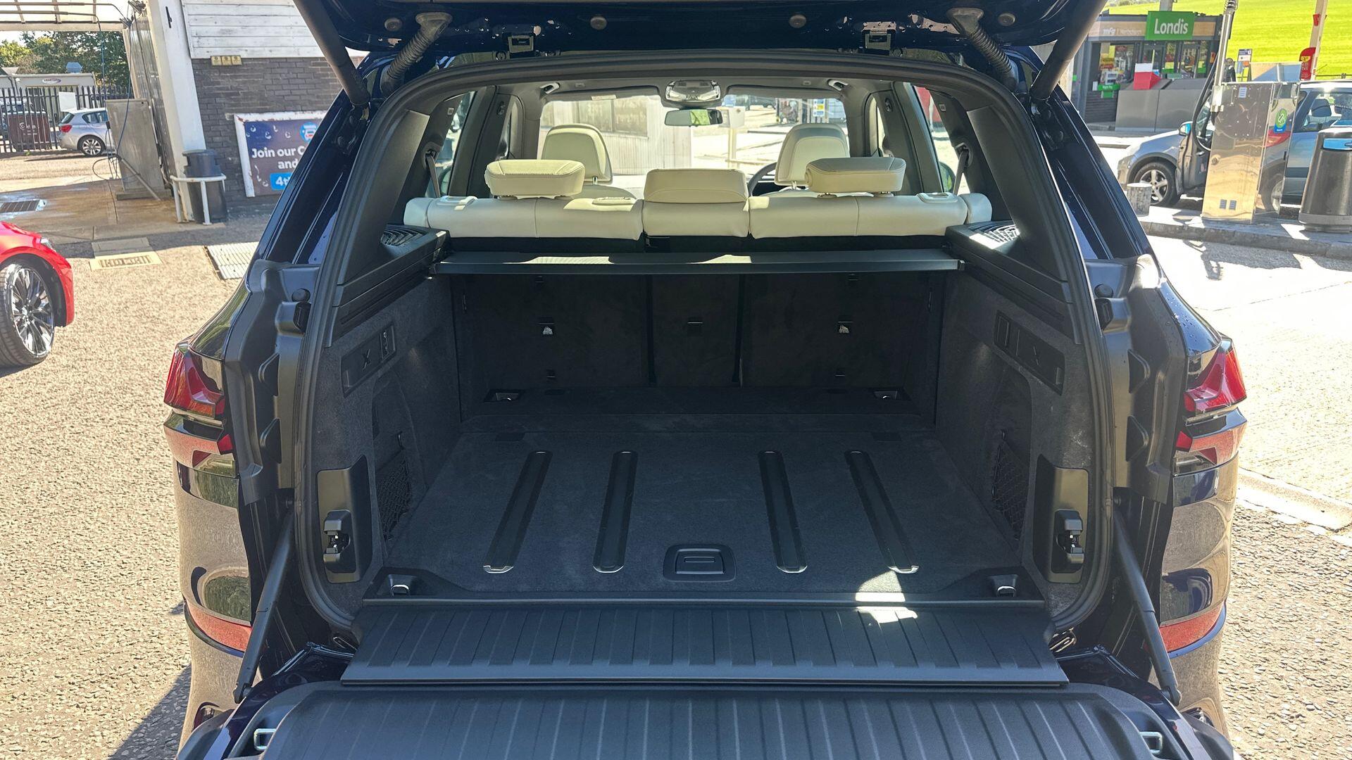 BMW X5 view 13