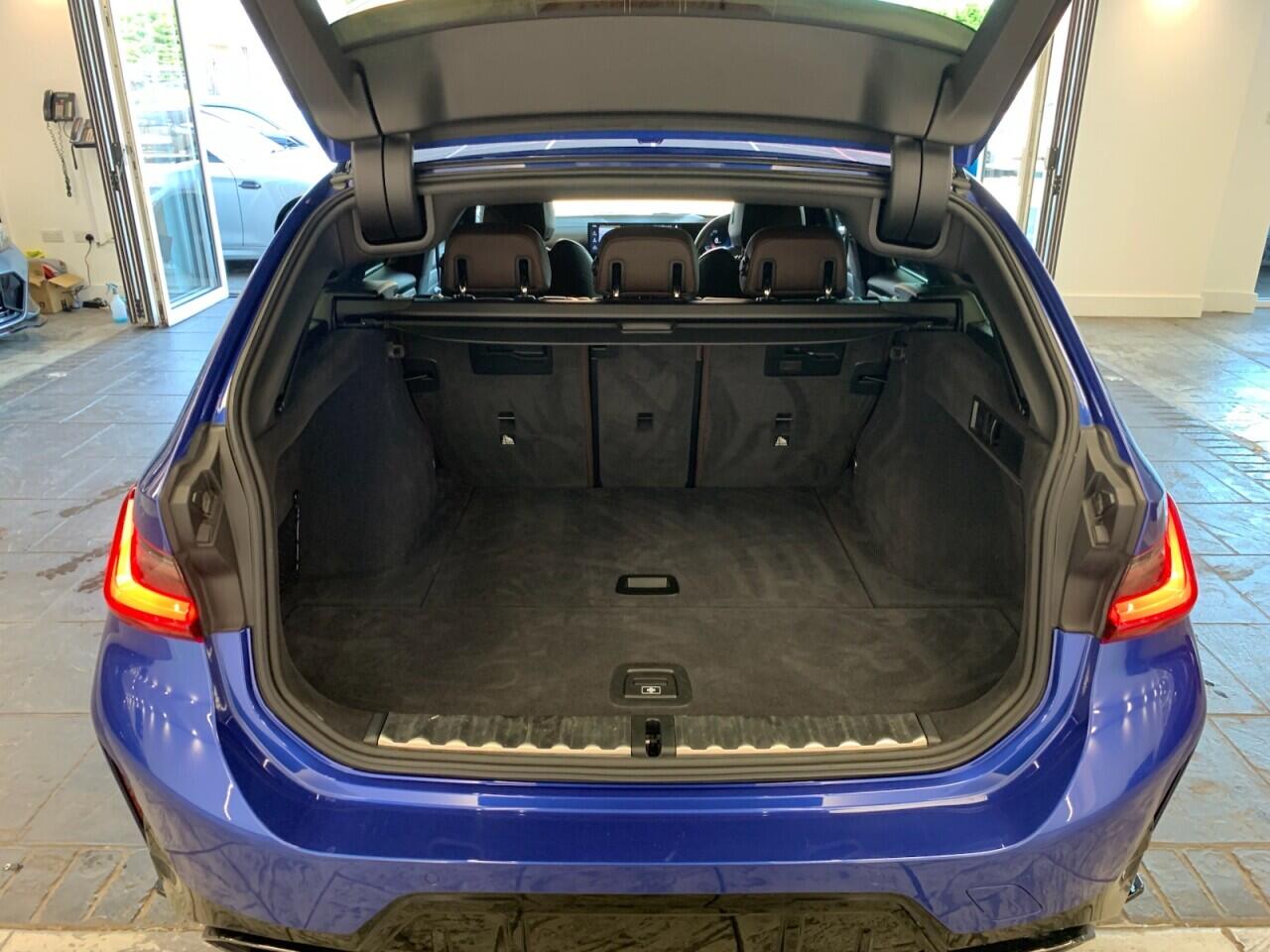 BMW 3 Series view 28