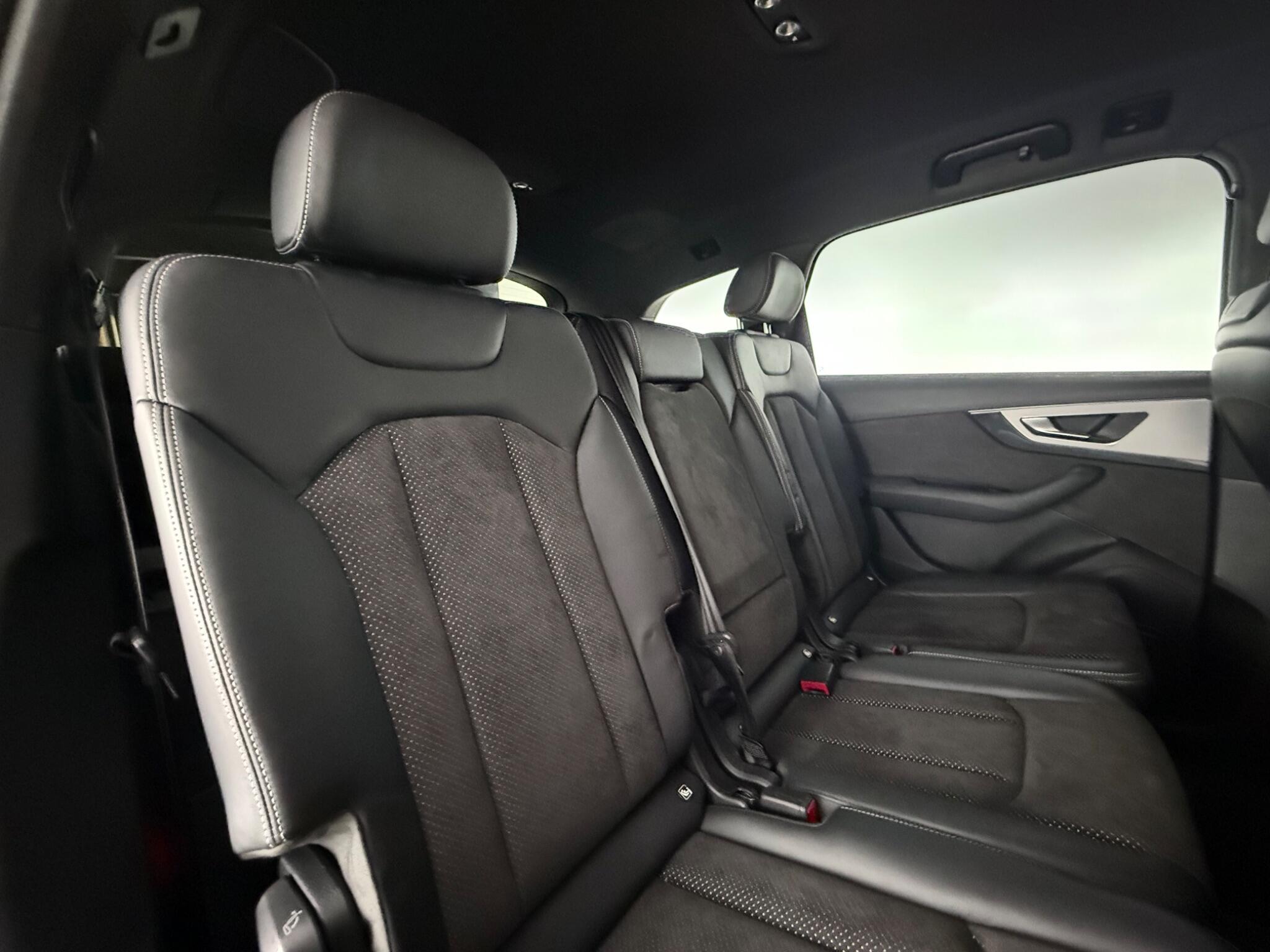 Audi Q7 view 32