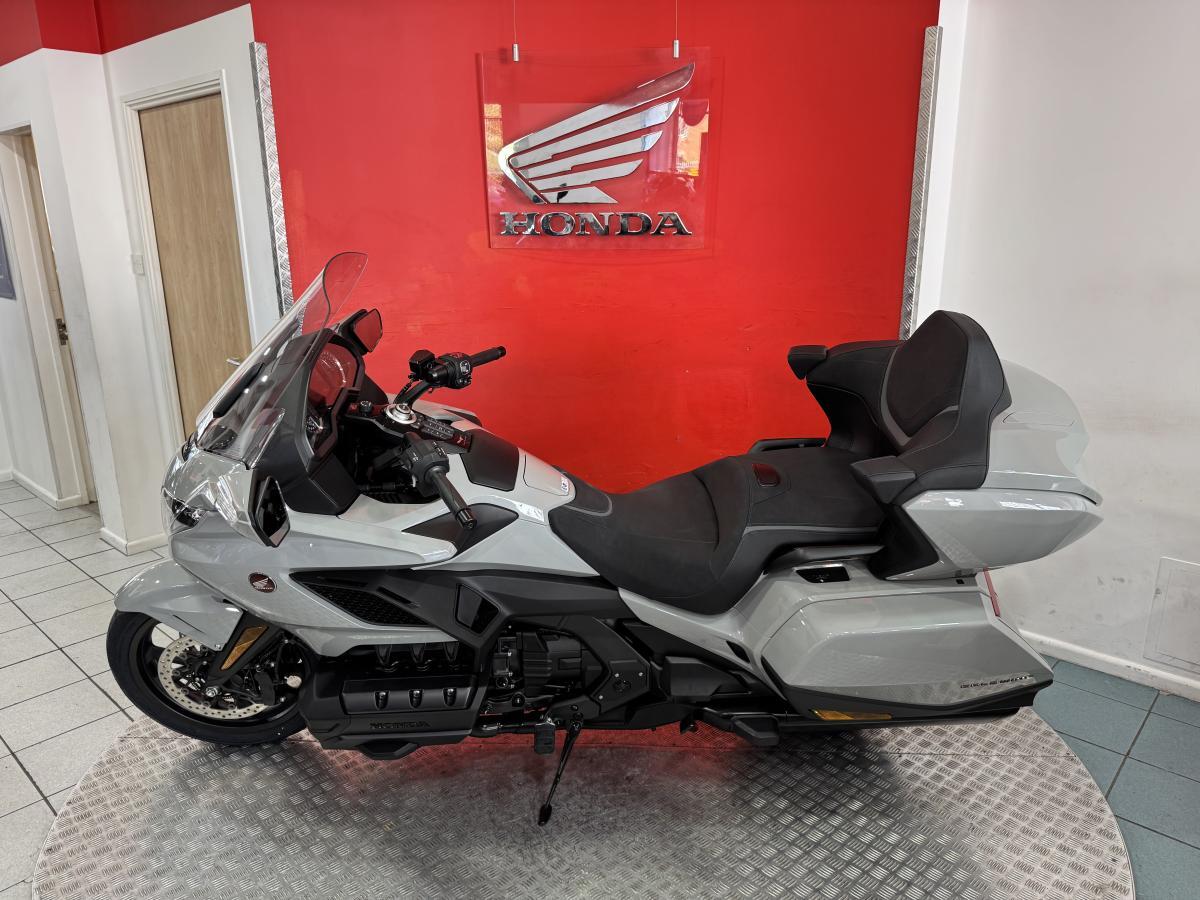 Honda GL1800 Gold Wing view 2