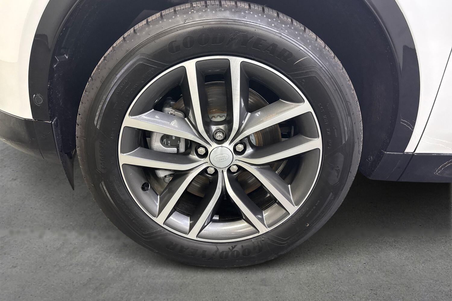 Land Rover Discovery Sport view 6