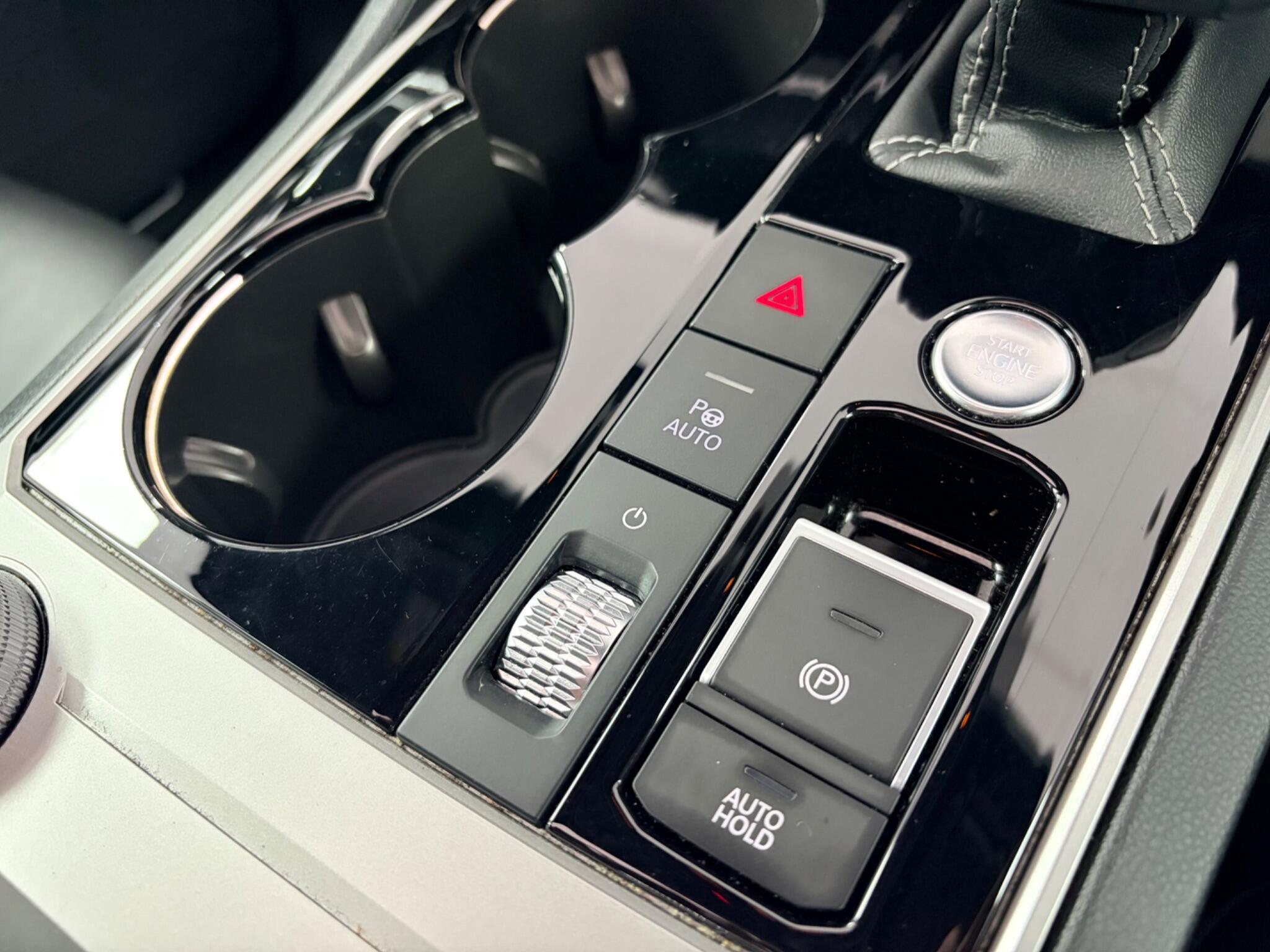 Volkswagen Touareg view 9