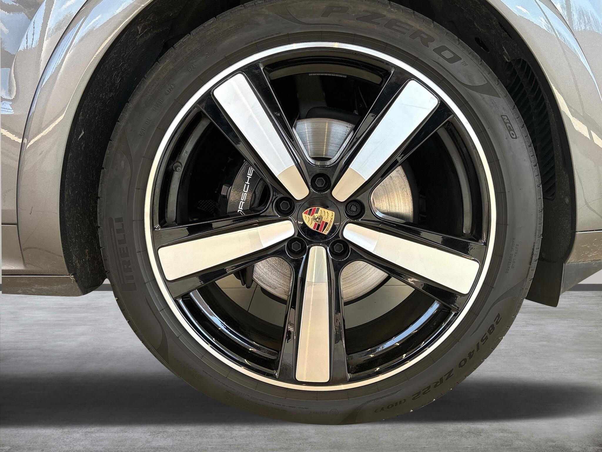 Porsche Cayenne view 9
