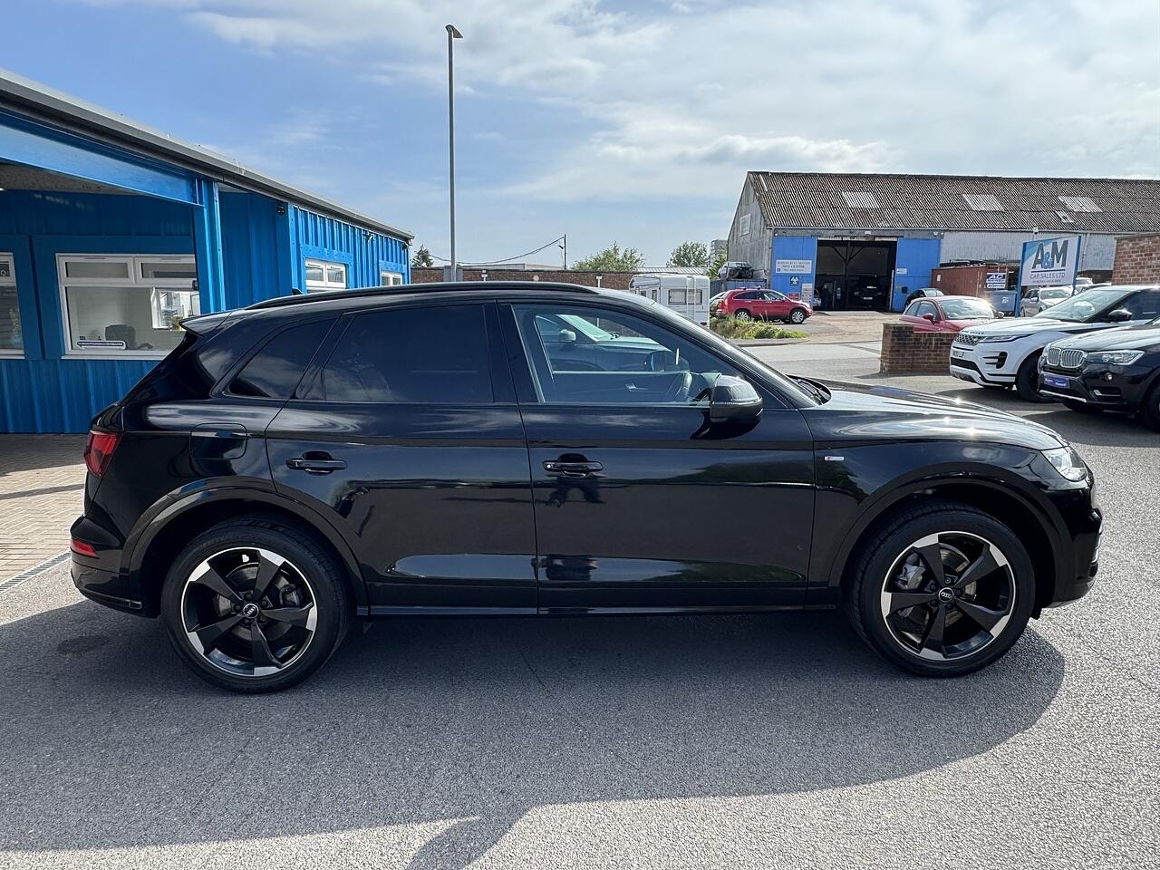 Audi Q5 view 8