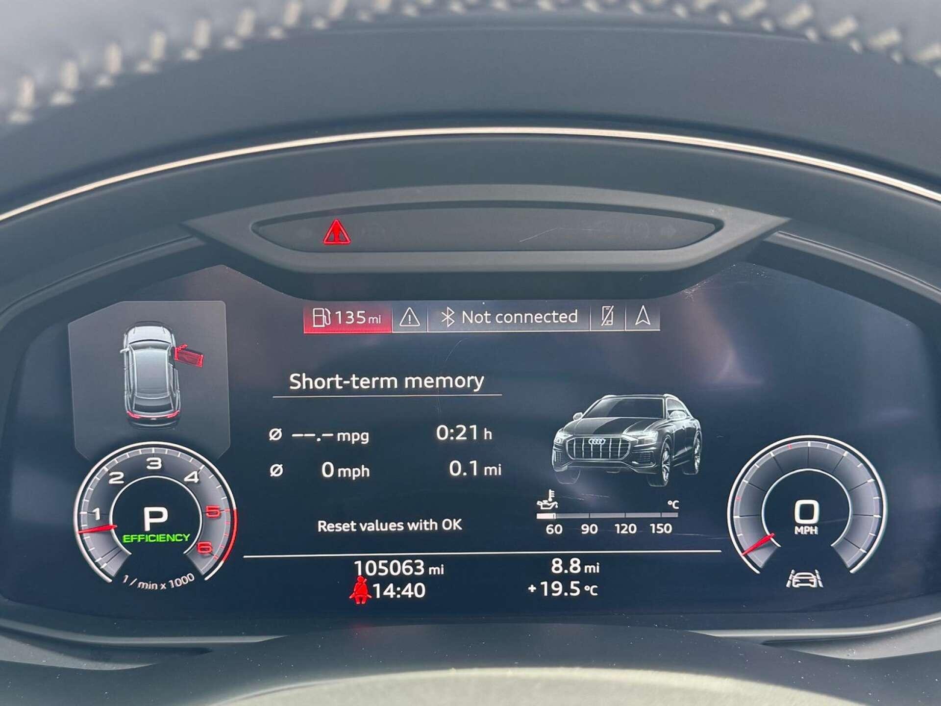 Audi Q8 view 42