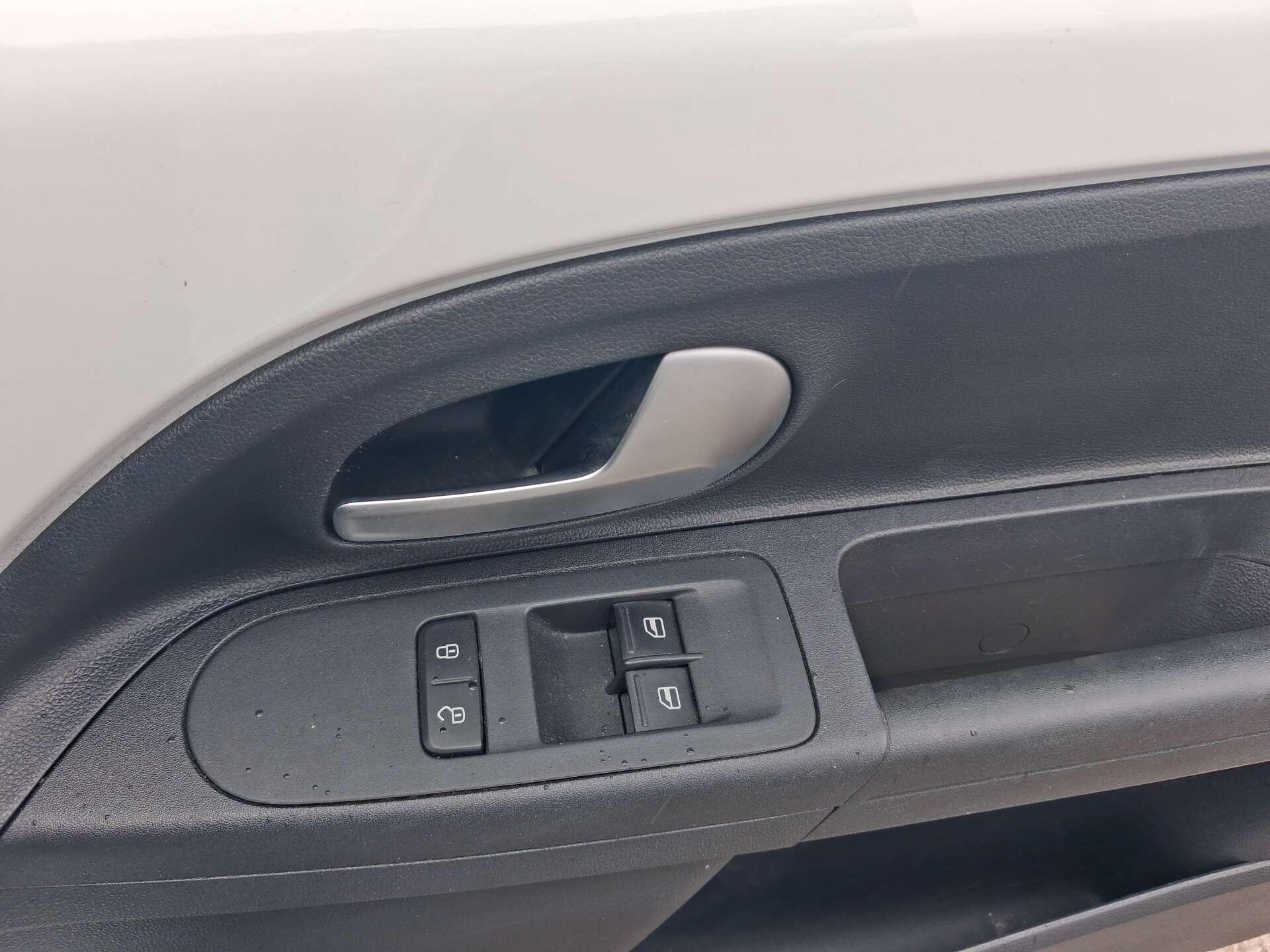 Volkswagen up! view 35
