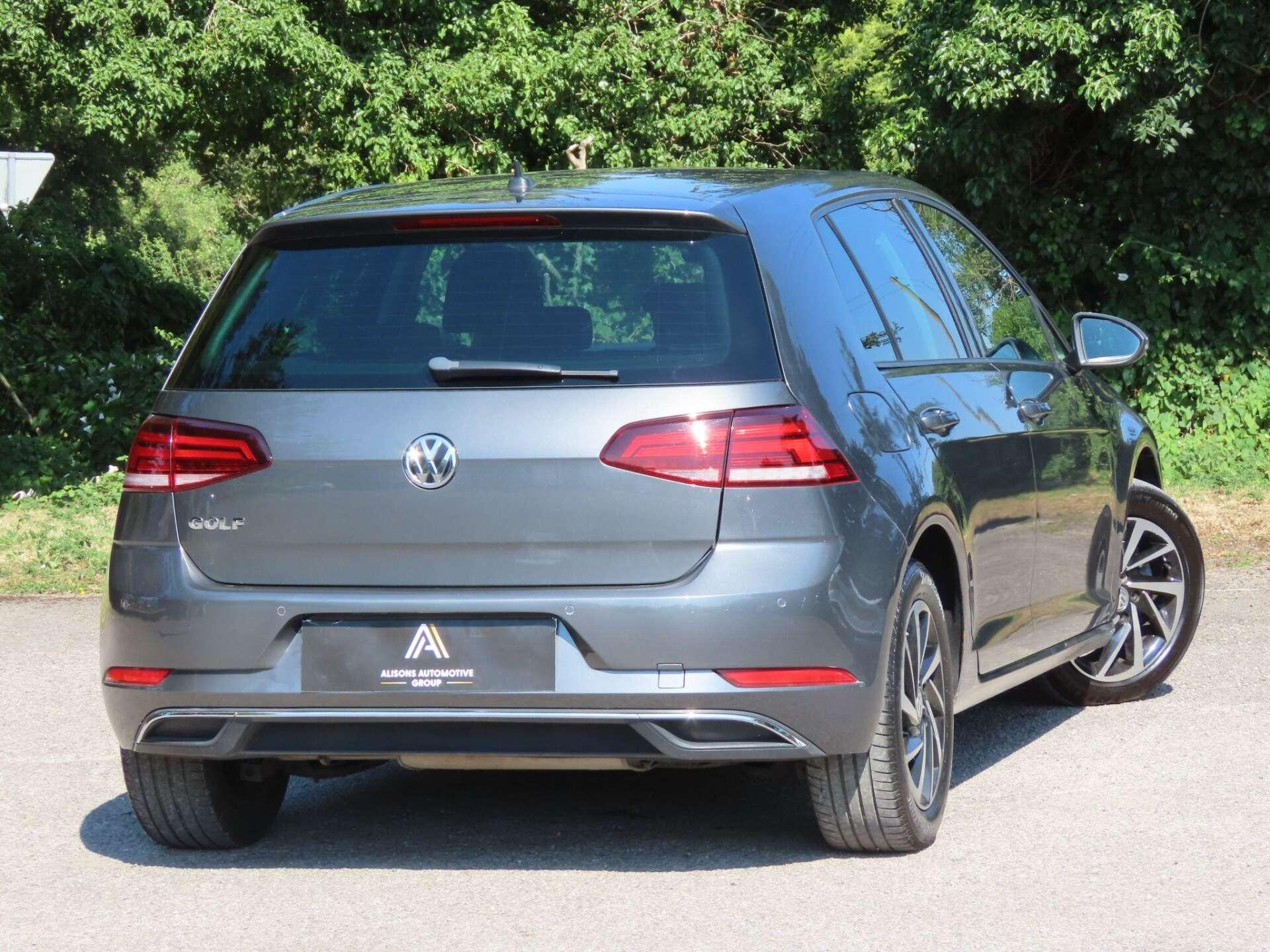 Volkswagen Golf view 4