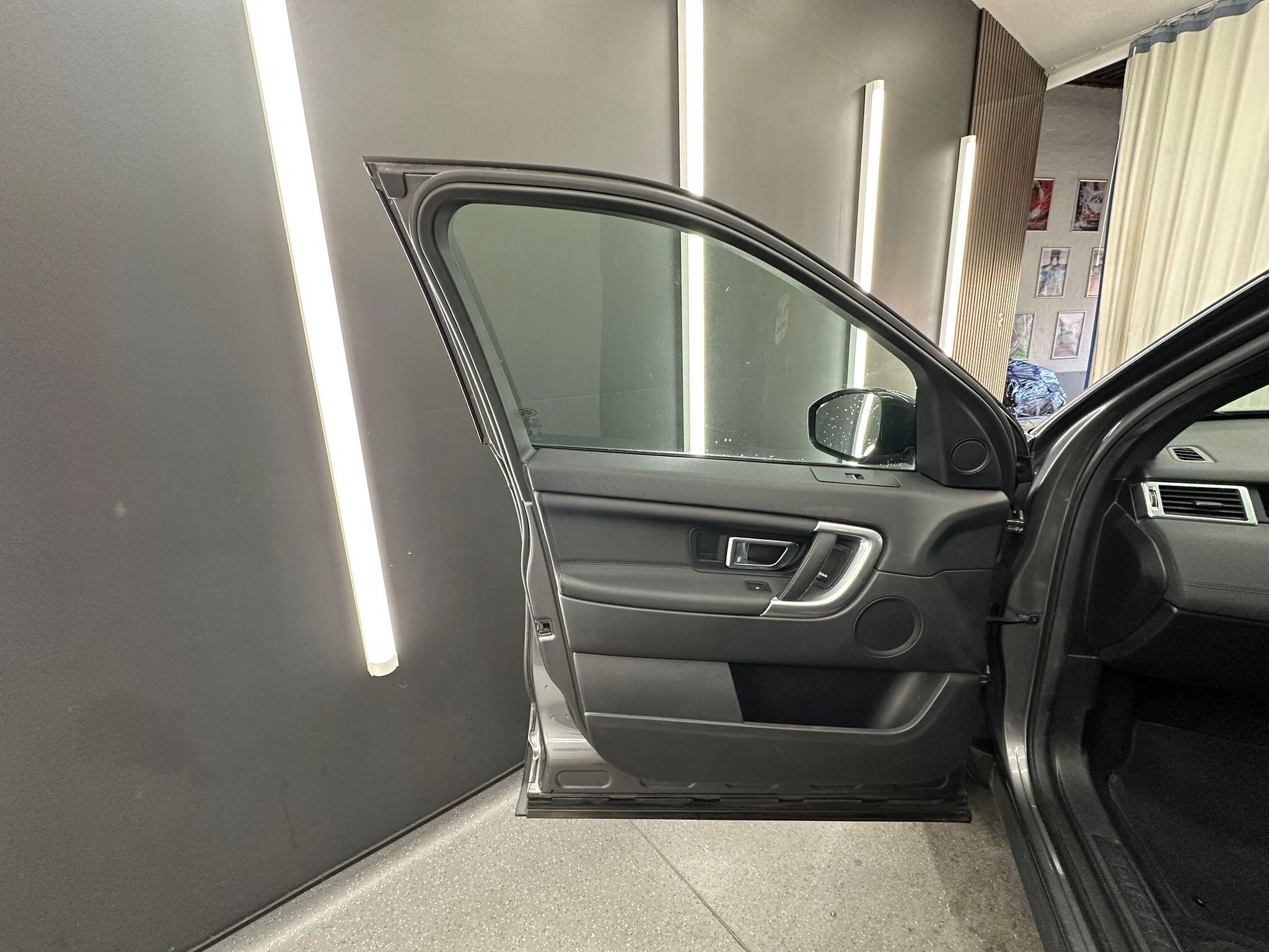 Land Rover Discovery Sport view 15