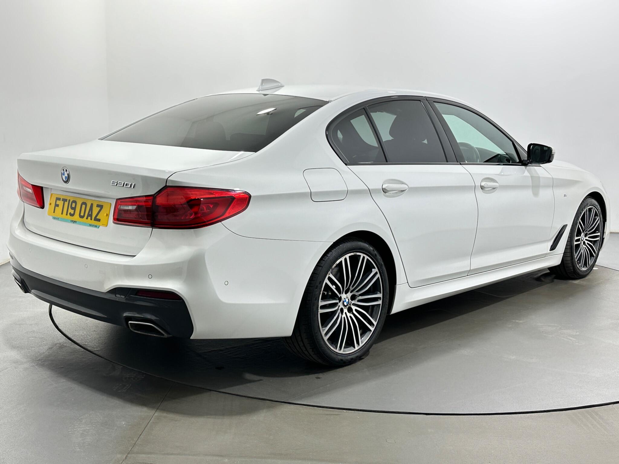 BMW 5 Series view 8
