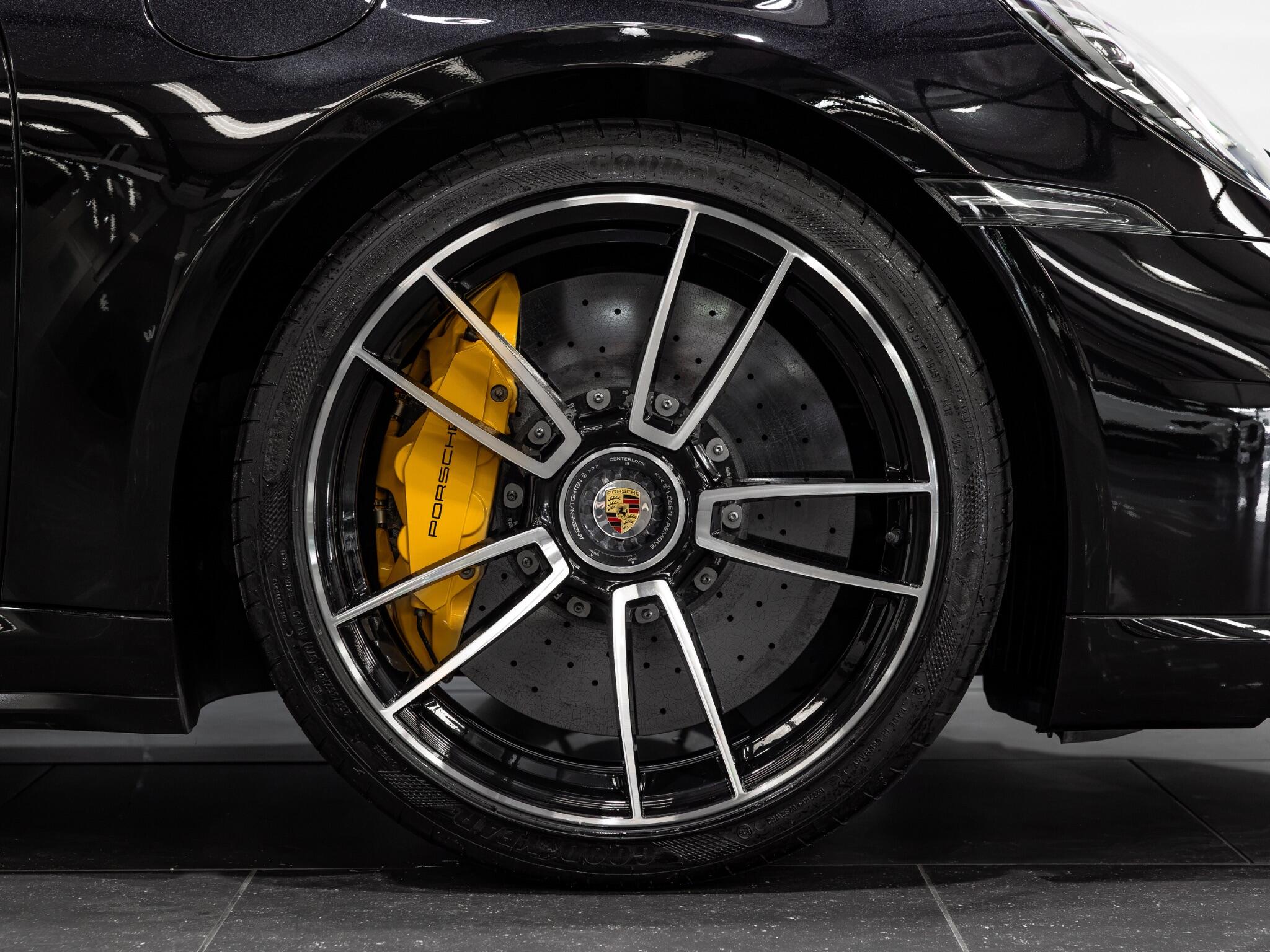 Porsche 911 view 3