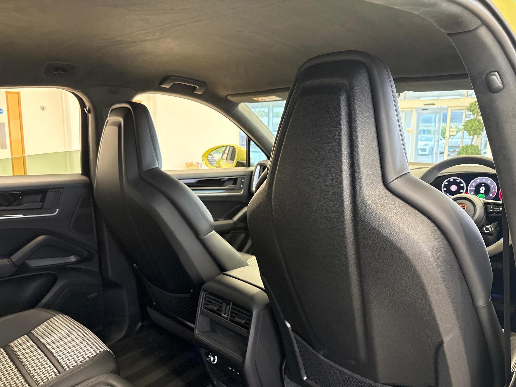 Porsche Cayenne view 39