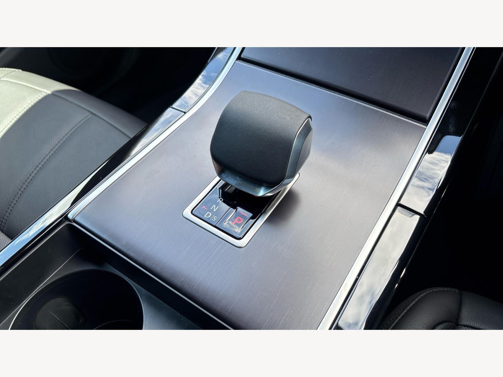 Land Rover Discovery Sport view 16
