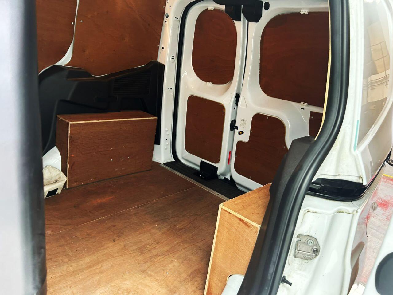 Ford Transit Courier view 20