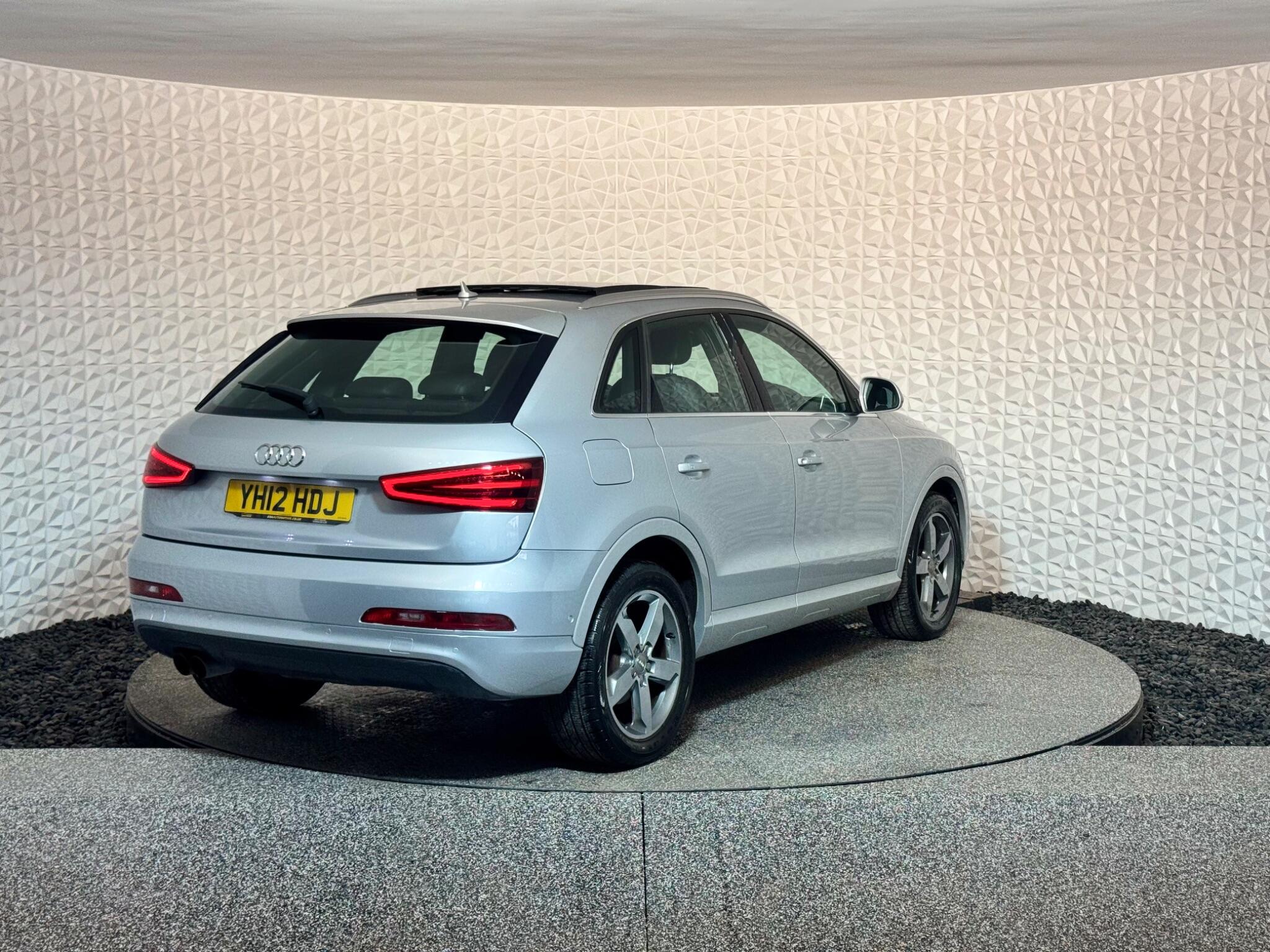 Audi Q3 view 12