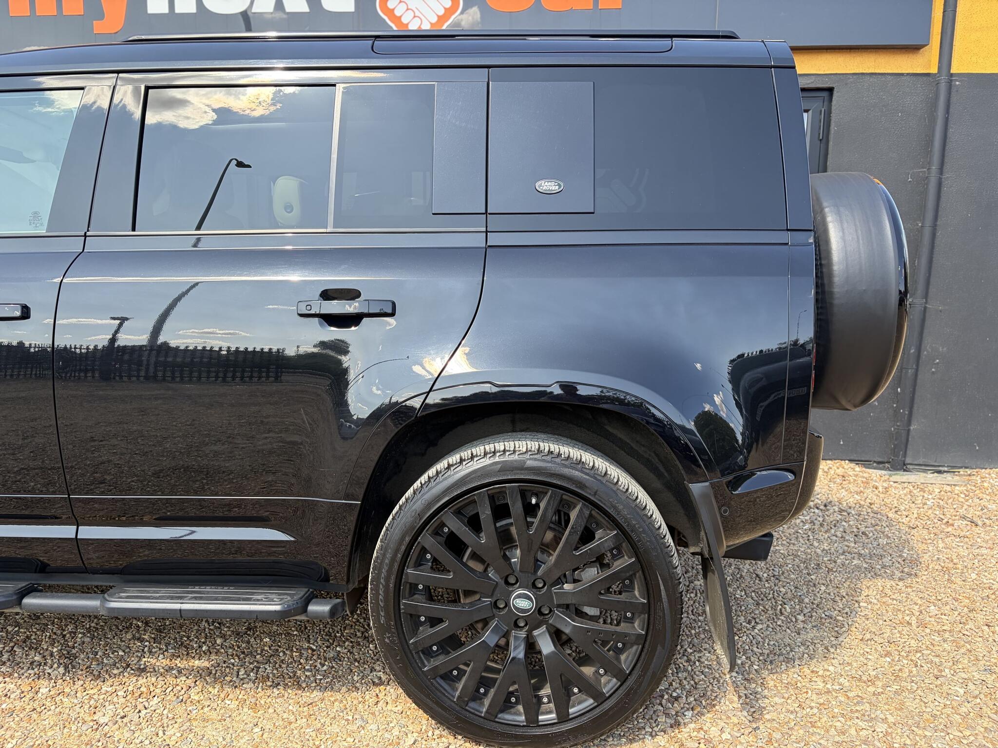 Land Rover Defender 110 view 9