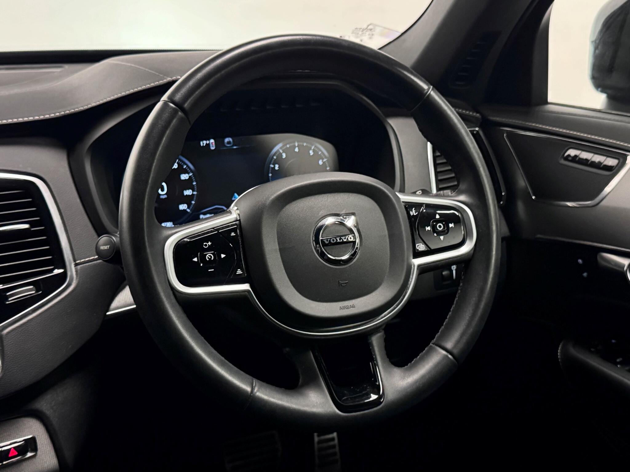 Volvo XC90 view 36