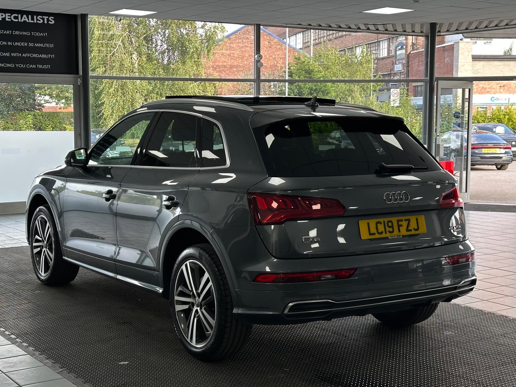 Audi Q5 view 10