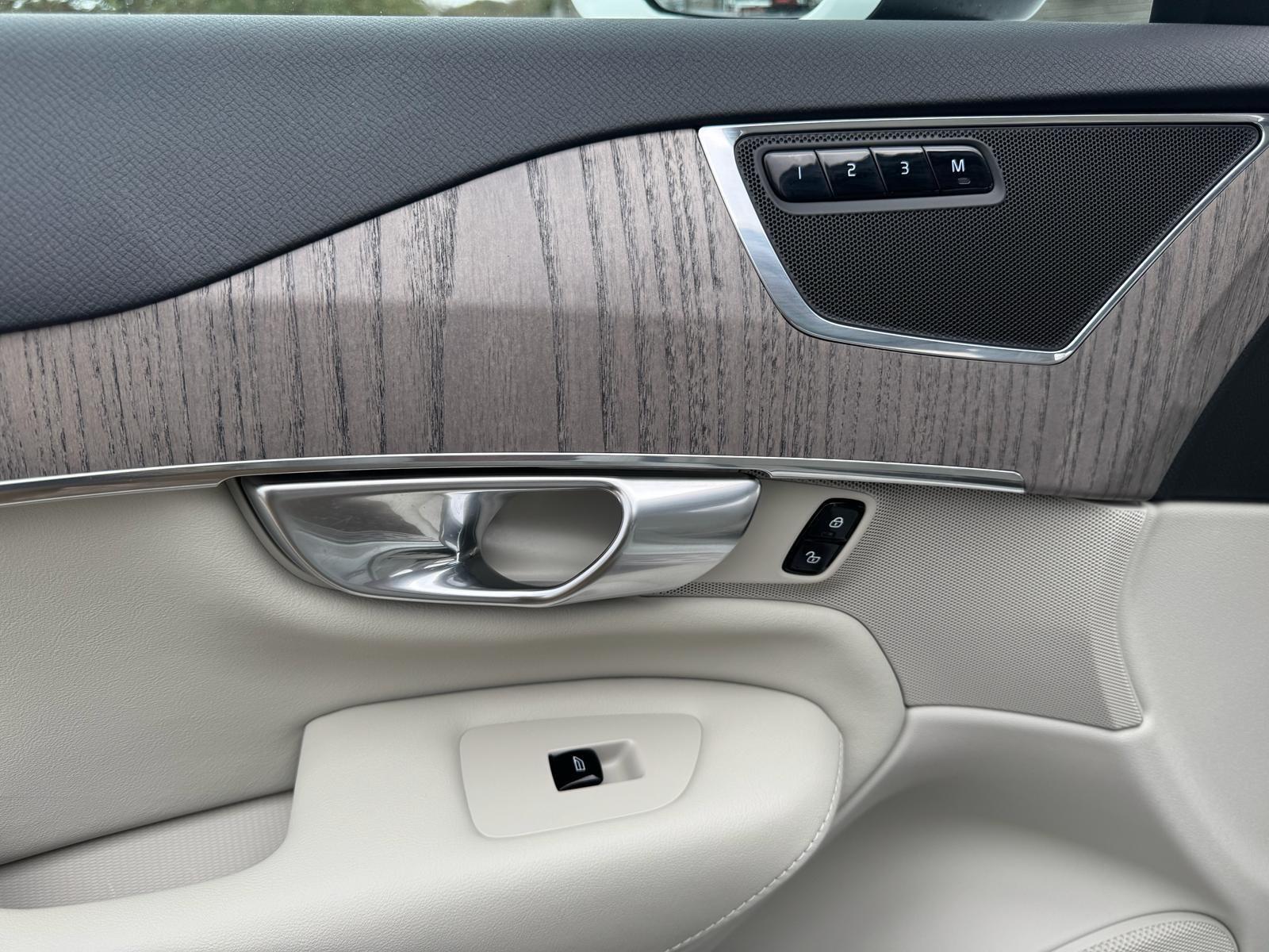 Volvo XC90 view 26
