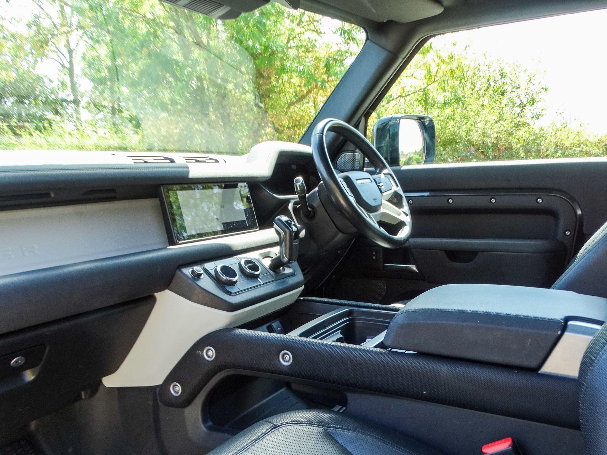 Land Rover Defender 90 view 15