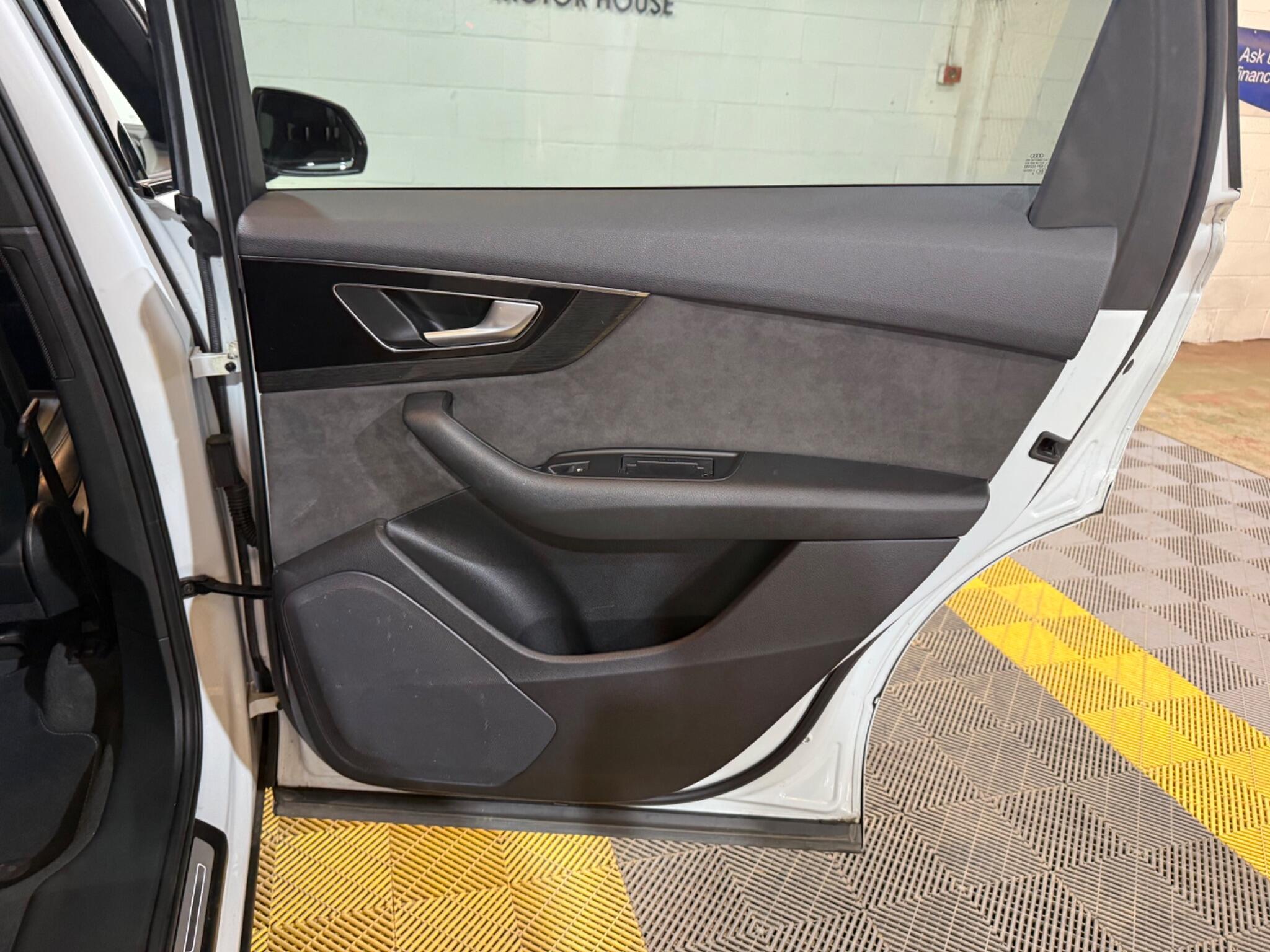 Audi Q7 view 46