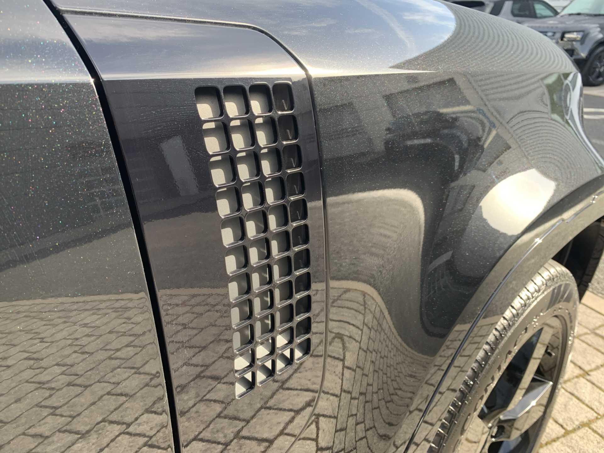 Land Rover Defender view 25